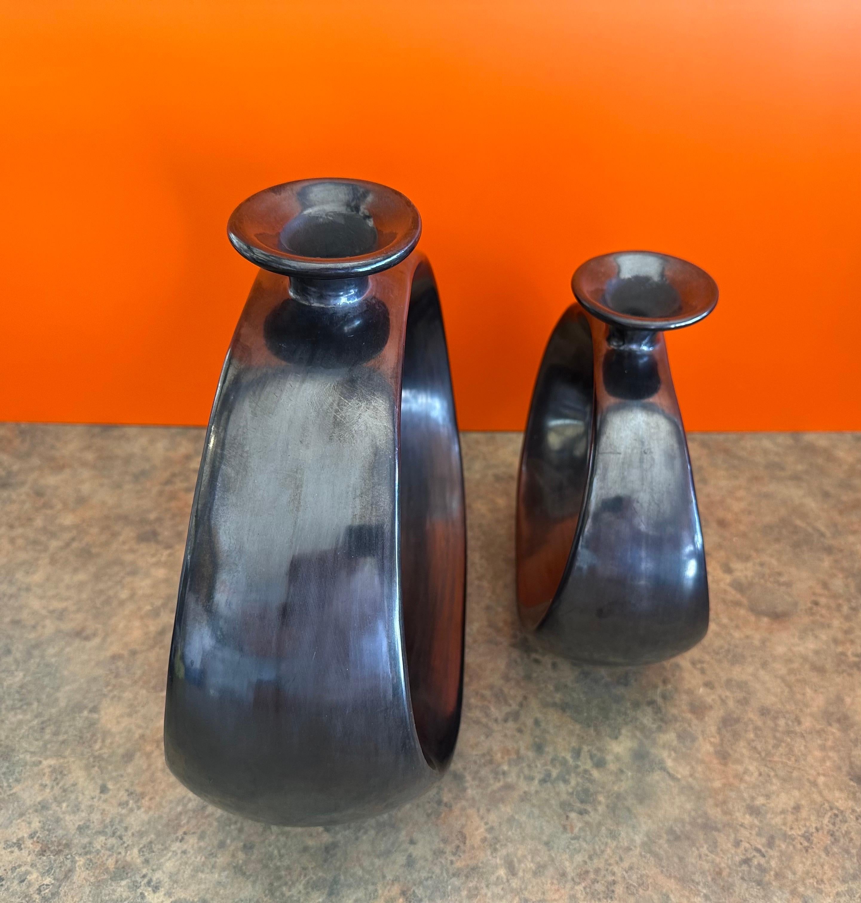 Pair of Modernist MCM Black Barro Negro Vases by Doña Rosa of Oaxaca, Mexico For Sale 2
