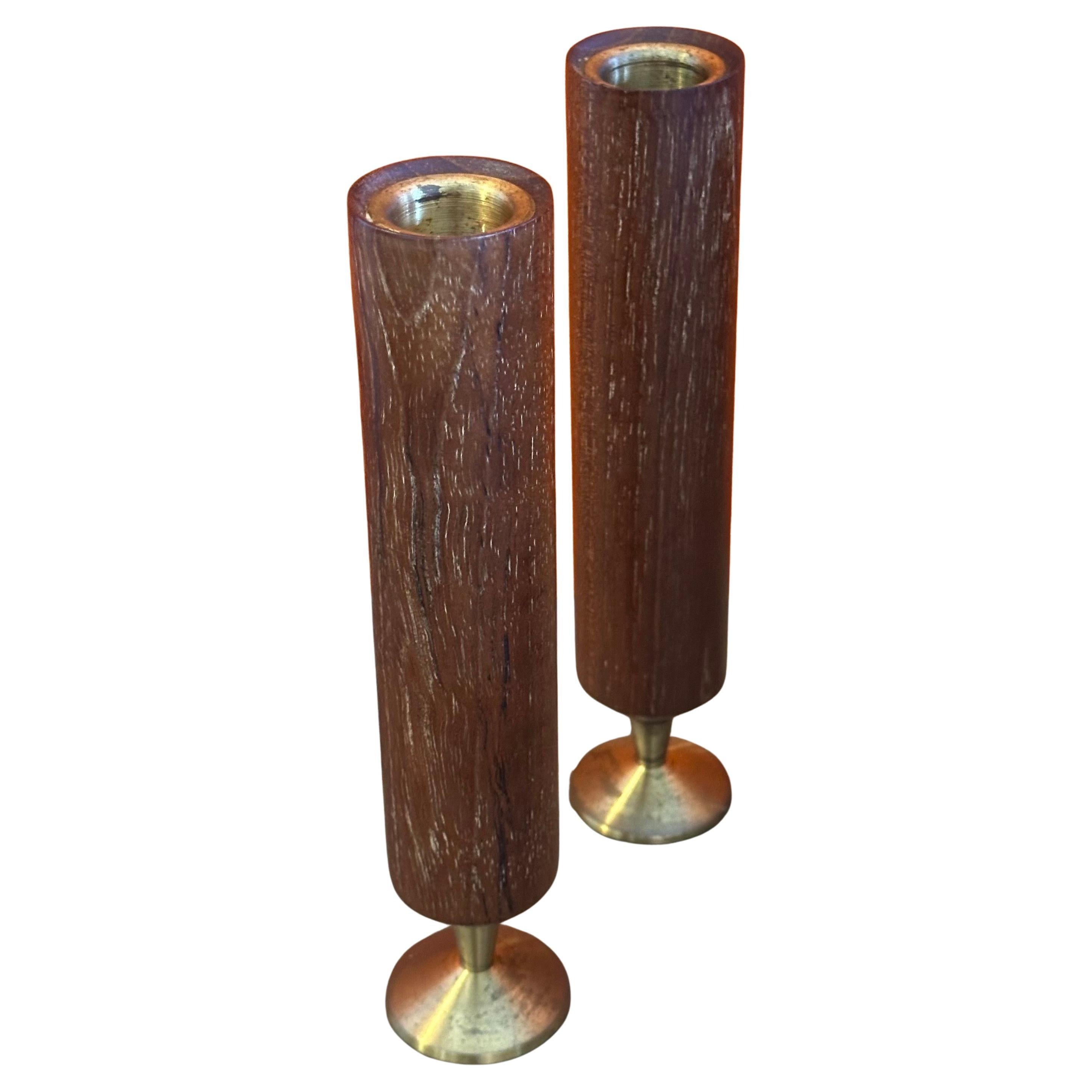 A really cool pair of modernist MCM solid teak and brass pedestal vases, circa the 1960s. The set is in very good vintage condition and each vase measures 1.5