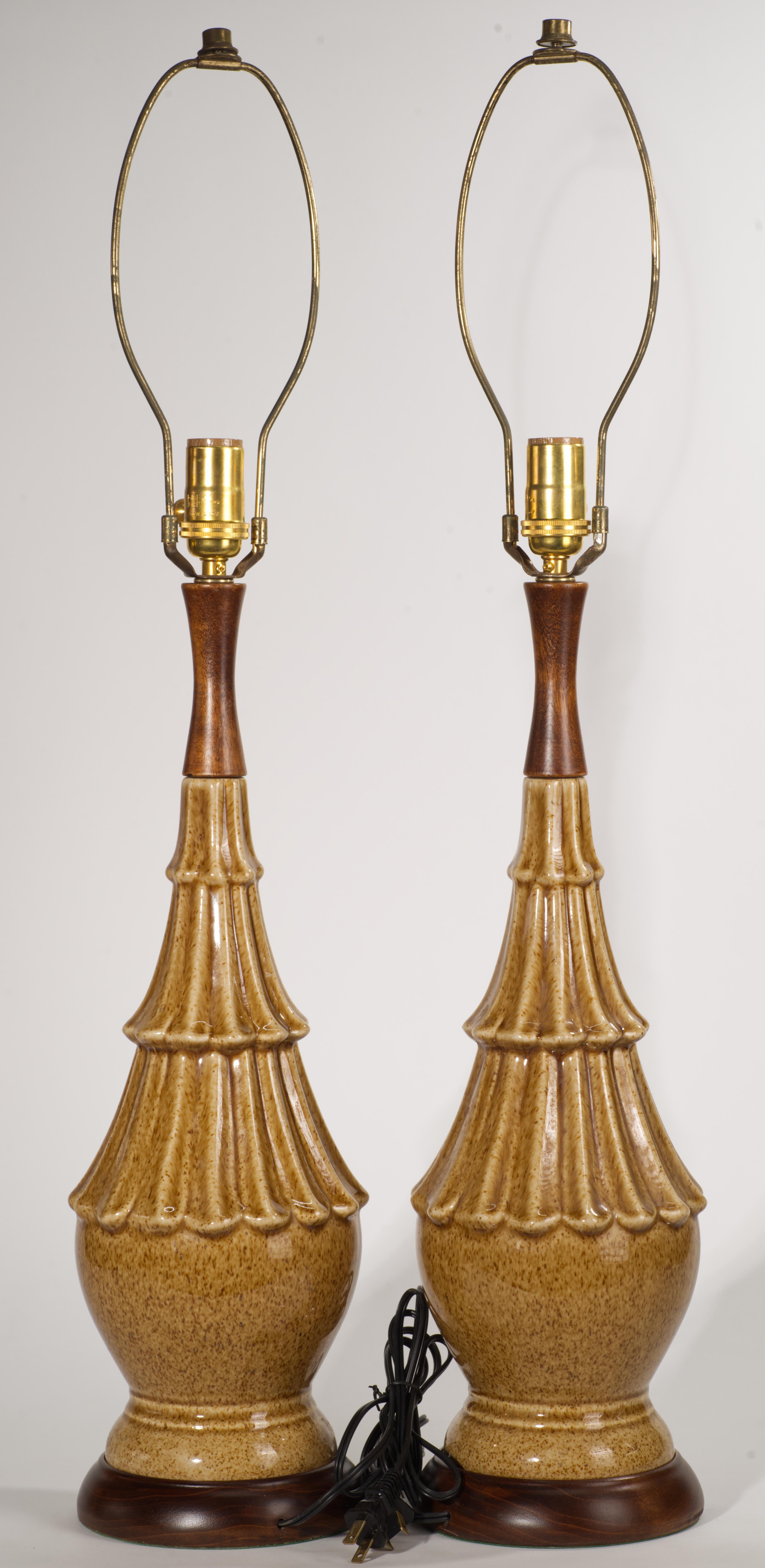 Paire de lampes de table modernistes en céramique et Wood Brown en vente 3