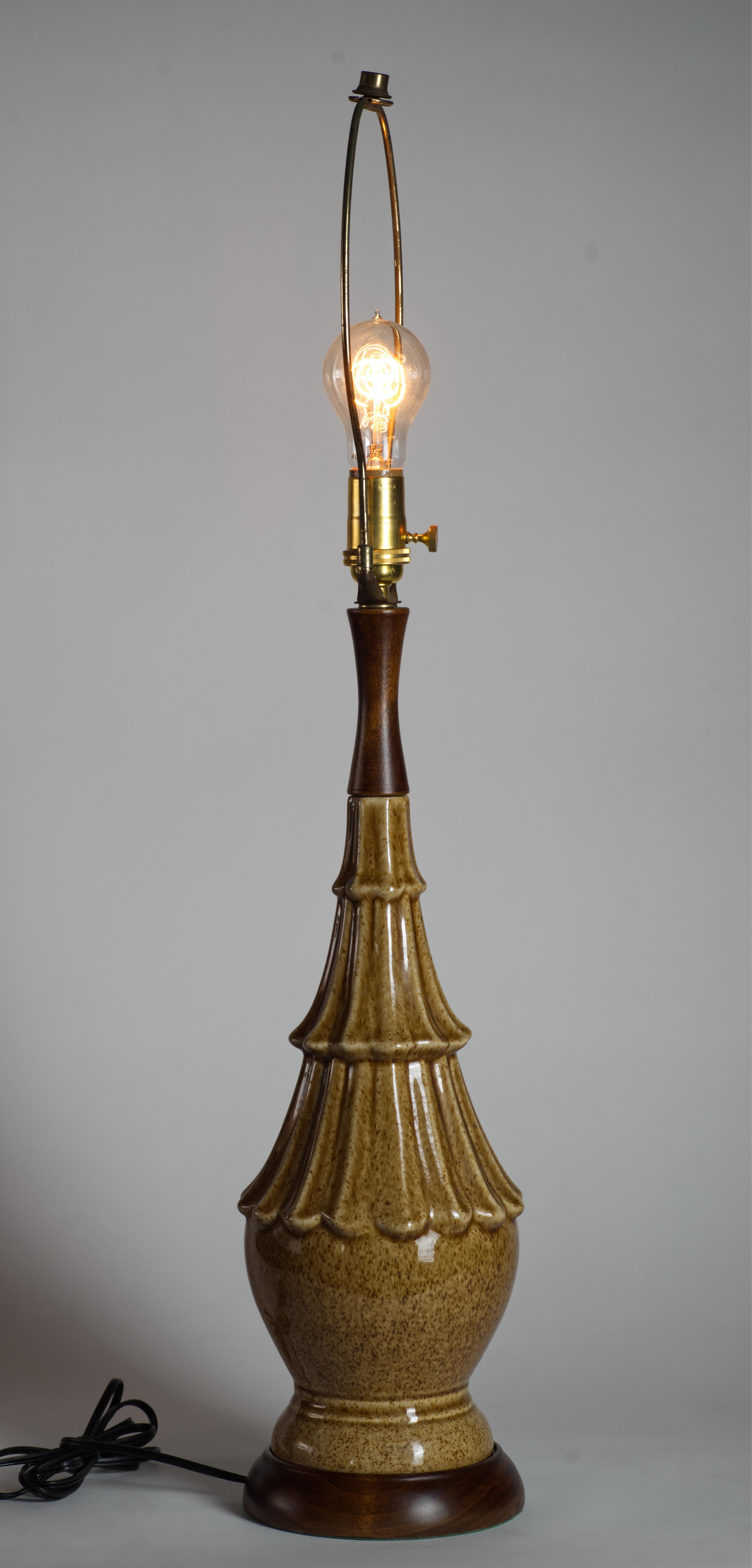 Paire de lampes de table modernistes en céramique et Wood Brown en vente 4