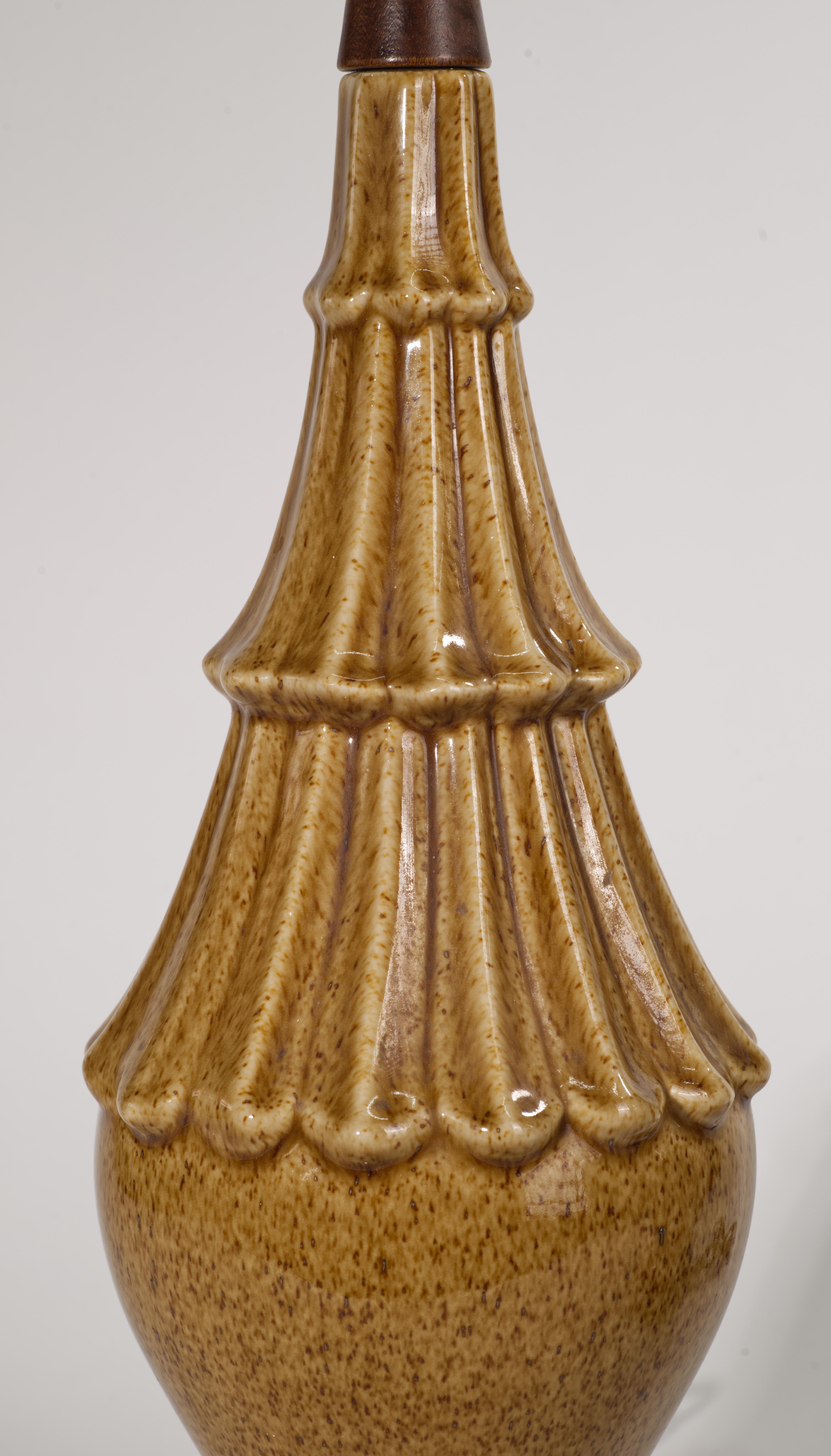 Mid-Century Modern Paire de lampes de table modernistes en céramique et Wood Brown en vente