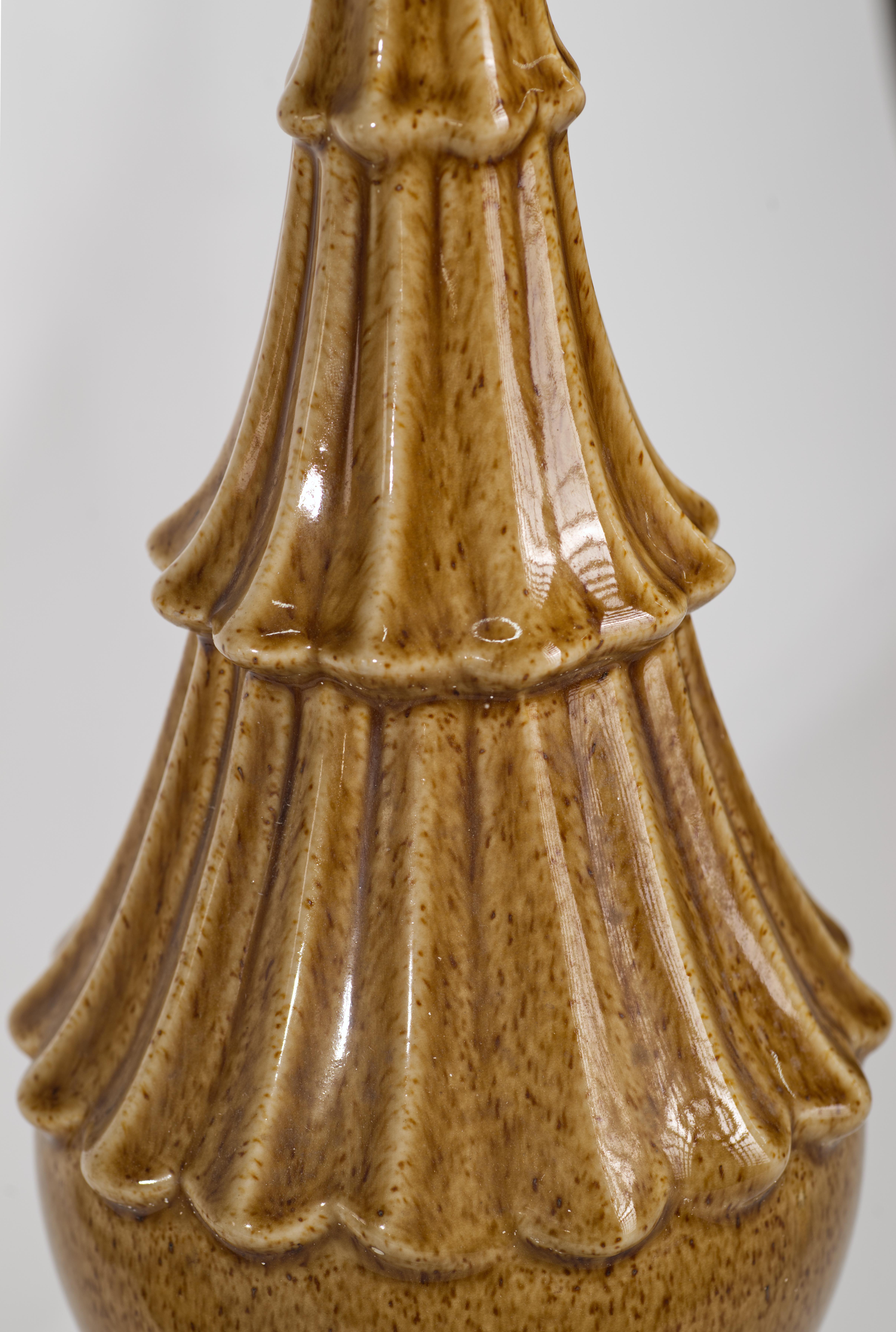 Américain Paire de lampes de table modernistes en céramique et Wood Brown en vente