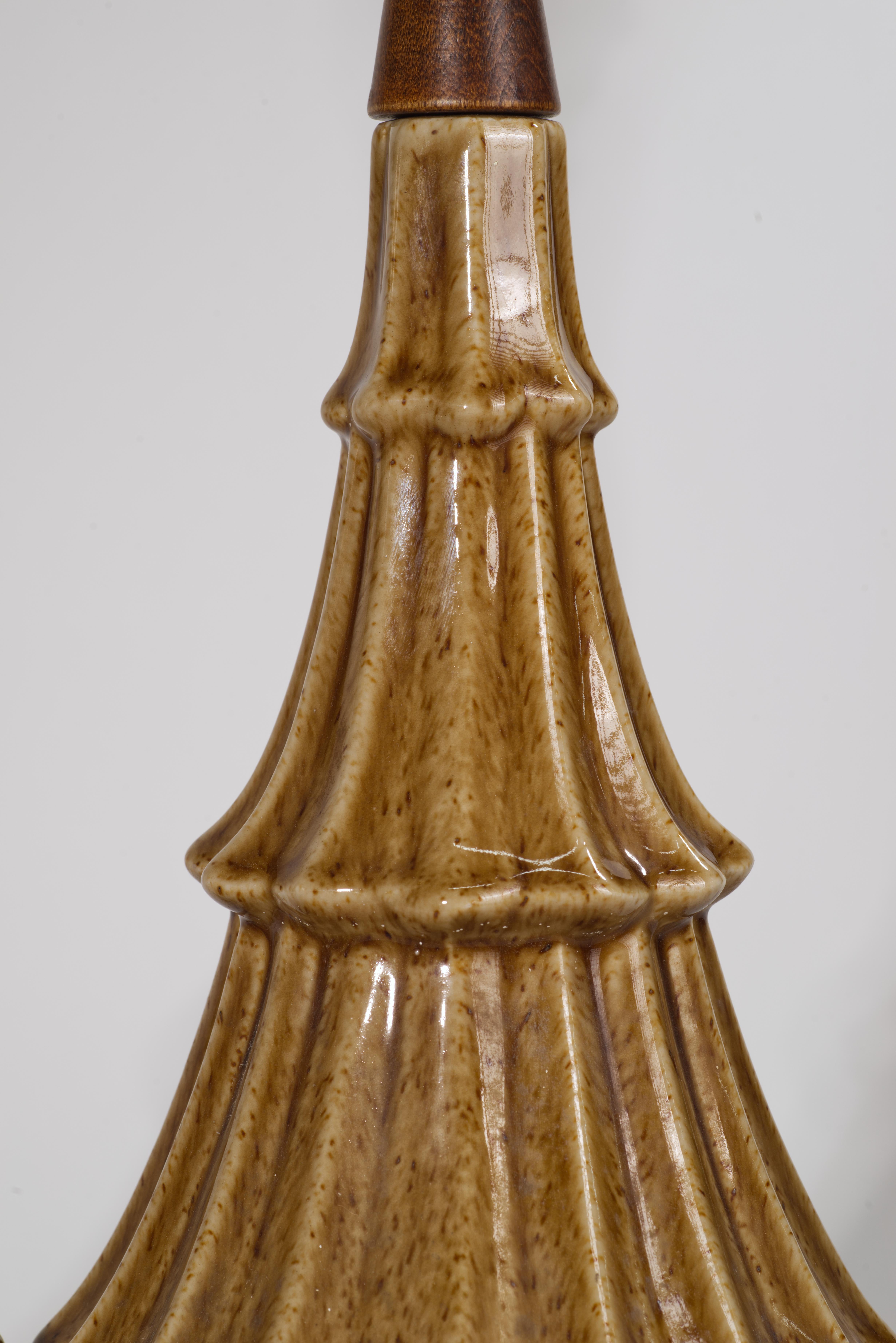 Vernissé Paire de lampes de table modernistes en céramique et Wood Brown en vente