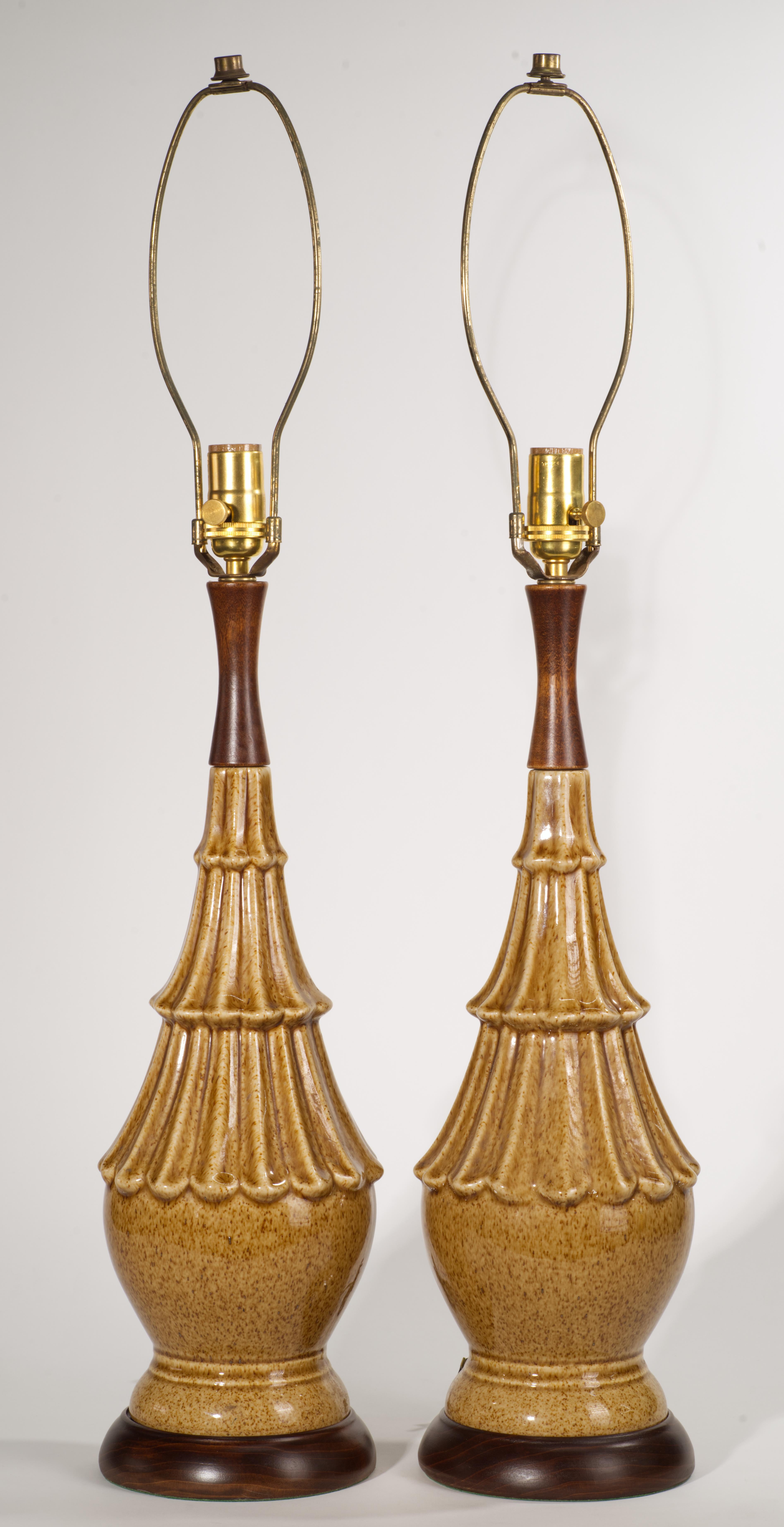 Paire de lampes de table modernistes en céramique et Wood Brown en vente 1