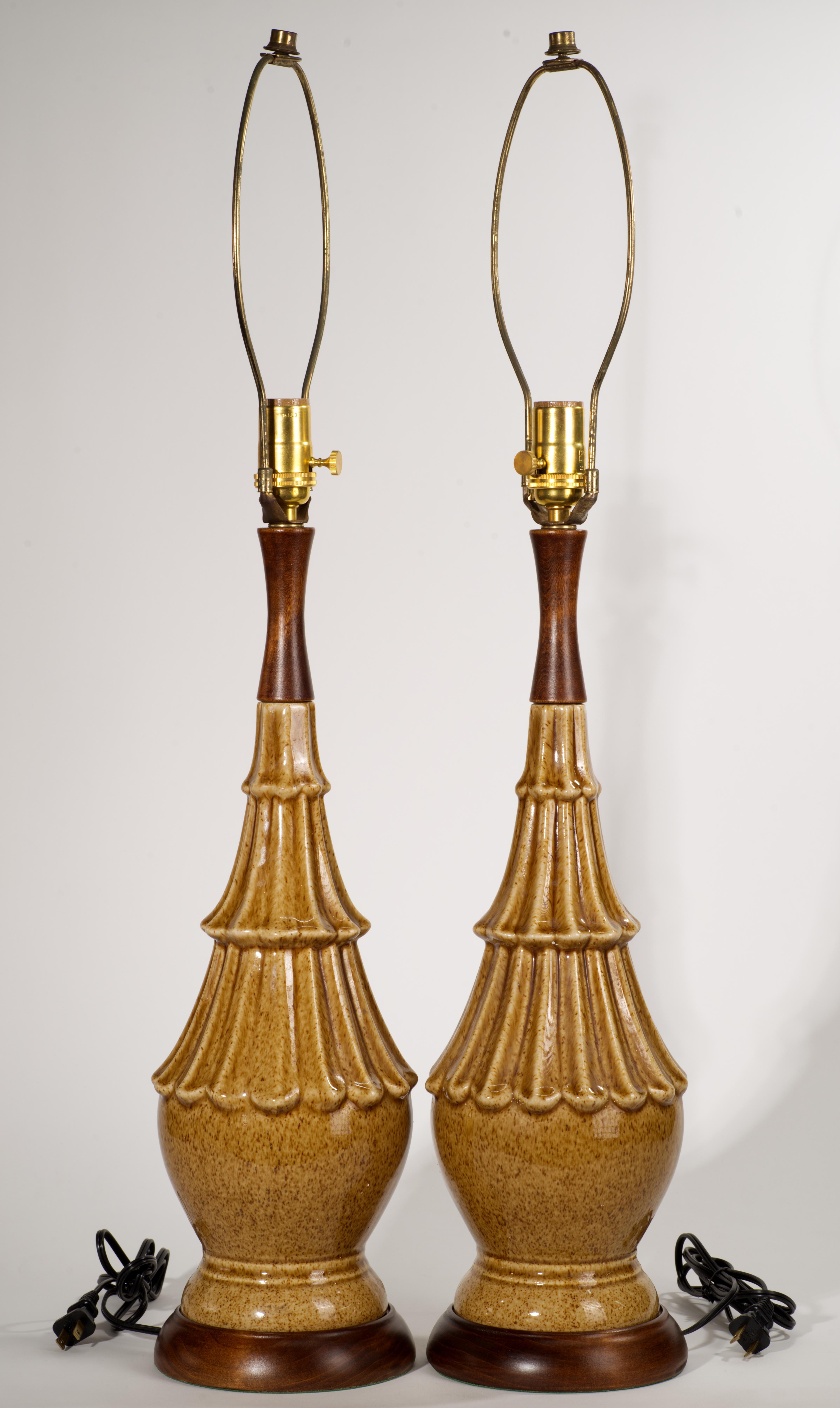 Paire de lampes de table modernistes en céramique et Wood Brown en vente 2
