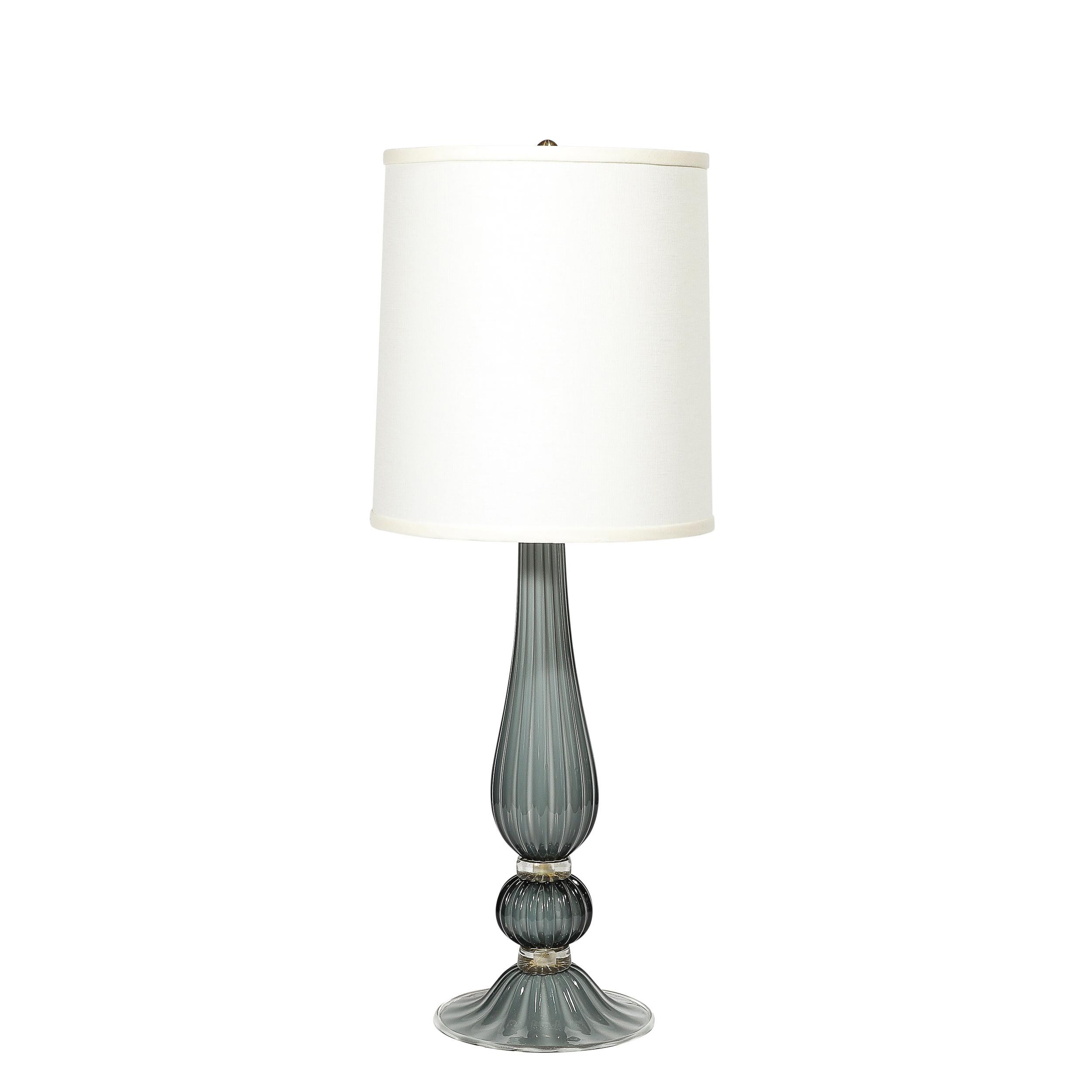 Bringen Sie einen Hauch von moderner Eleganz in Ihren Raum mit diesem Paar modernistischer Murano-Glas-Tischlampen in Flintgrau mit 24-karätigen Goldflecken. Diese im 21. Jahrhundert in Italien gefertigten Tischlampen zeichnen sich durch ein