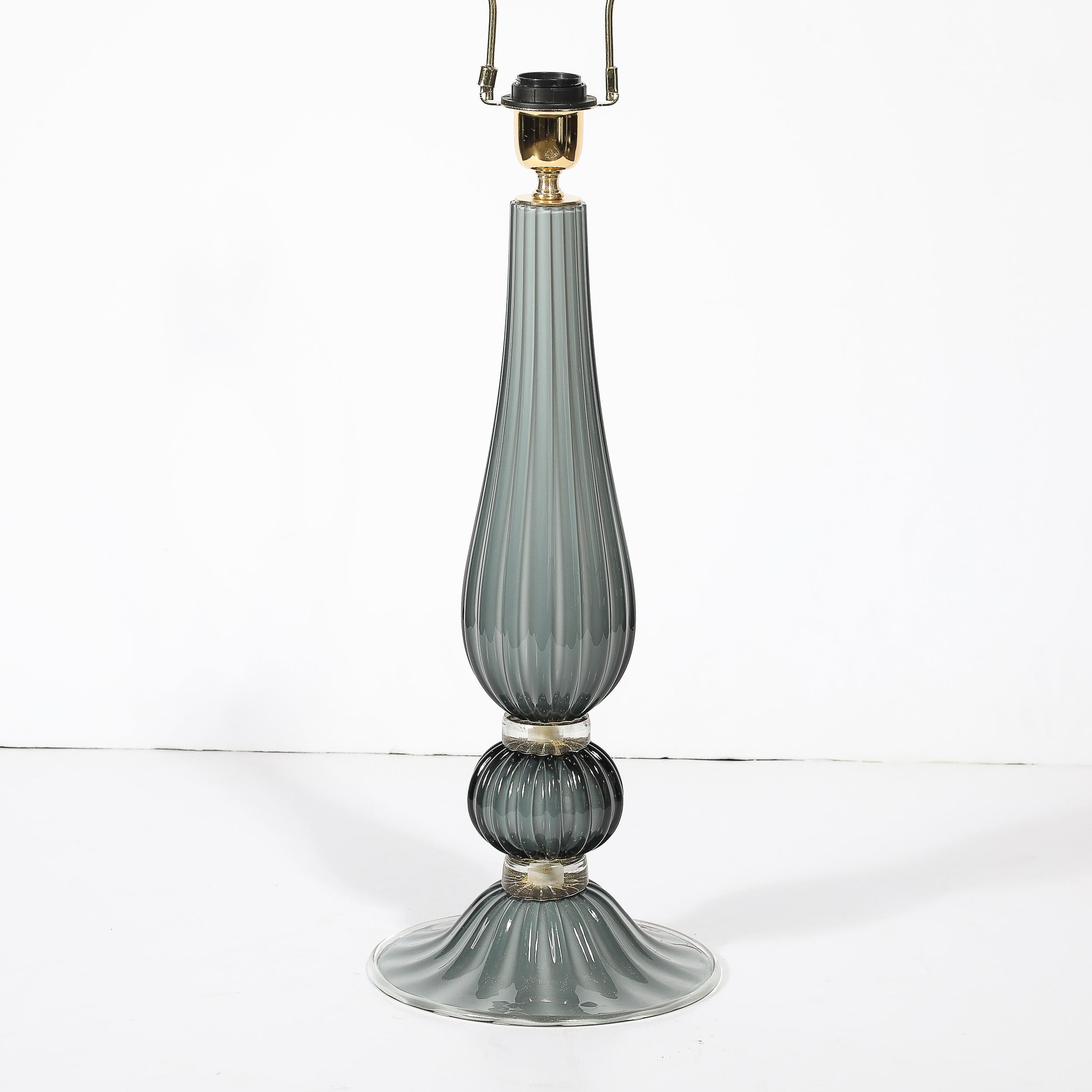 Paar modernistische Murano-Glas-Tischlampen in Flintgrau mit 24-karätigen Goldflecken (21. Jahrhundert und zeitgenössisch) im Angebot