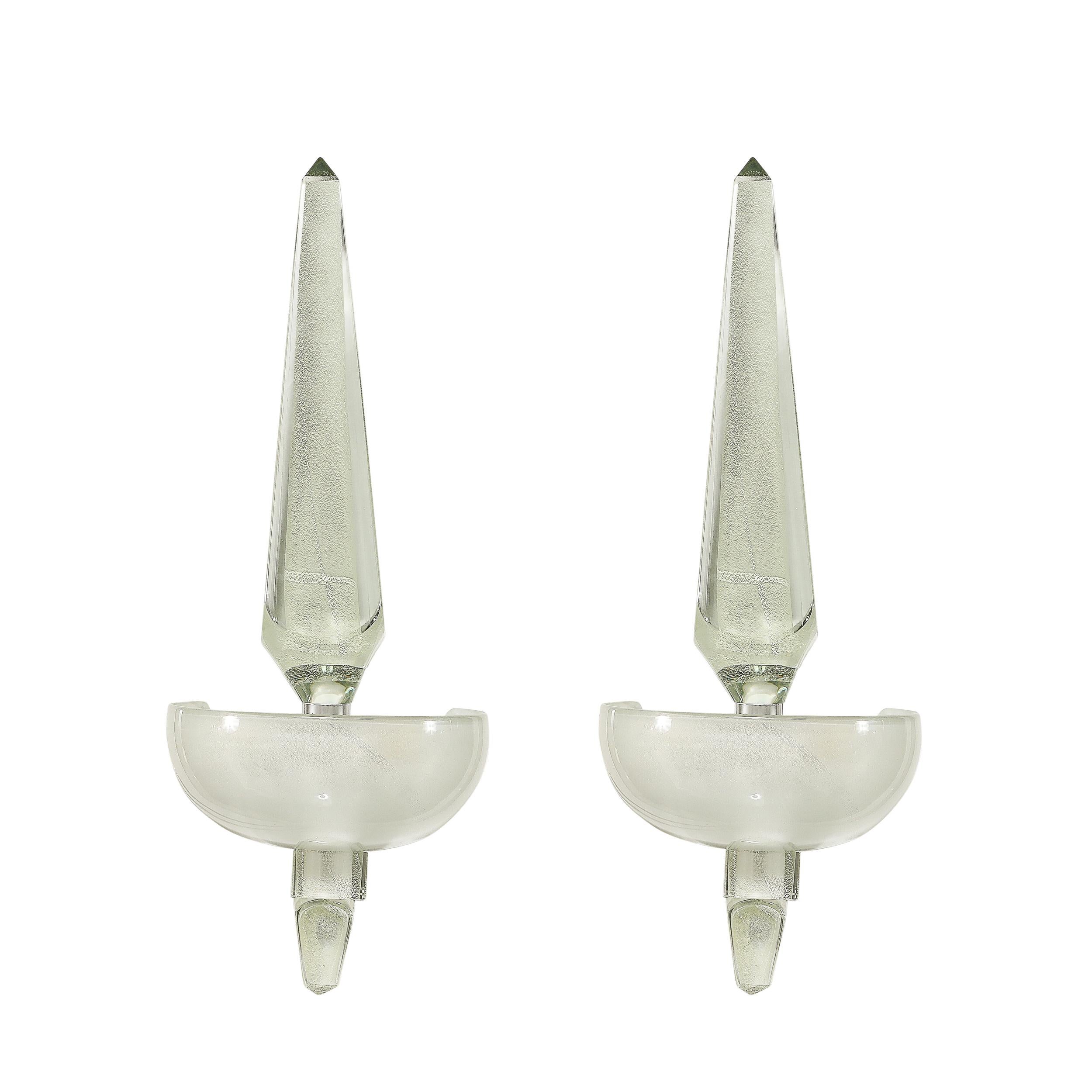 Cette paire d'appliques obélisques modernistes de Murano en verre nacré et or blanc 24 carats est originaire d'Italie au 21e siècle. L'obélisque principal au centre de l'applique est en verre de Murano soufflé à la bouche, avec une qualité de fumée