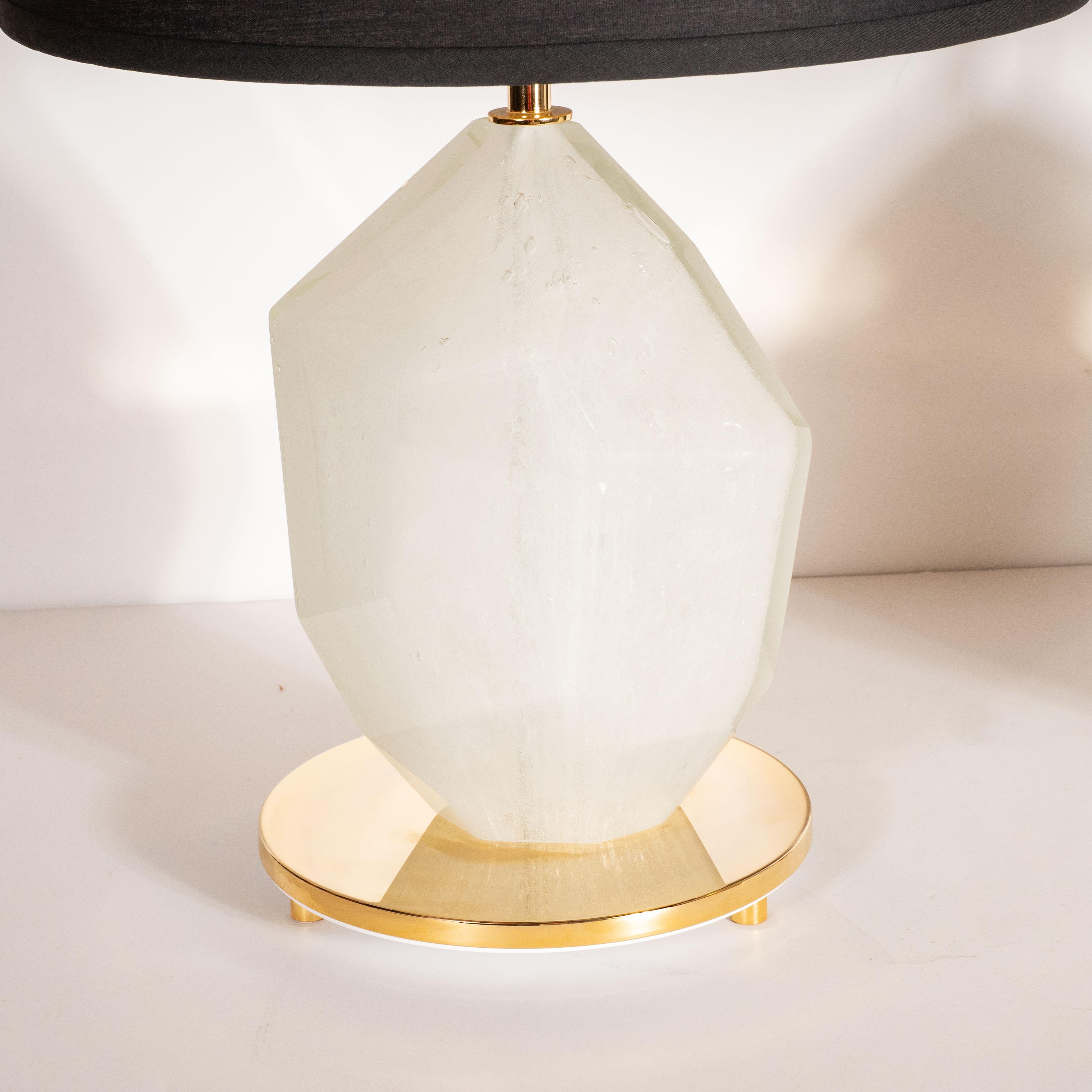 Modernistische Murano-Tischlampen aus weißem, facettiertem Glas mit Messingbeschlägen, Paar (Moderne) im Angebot