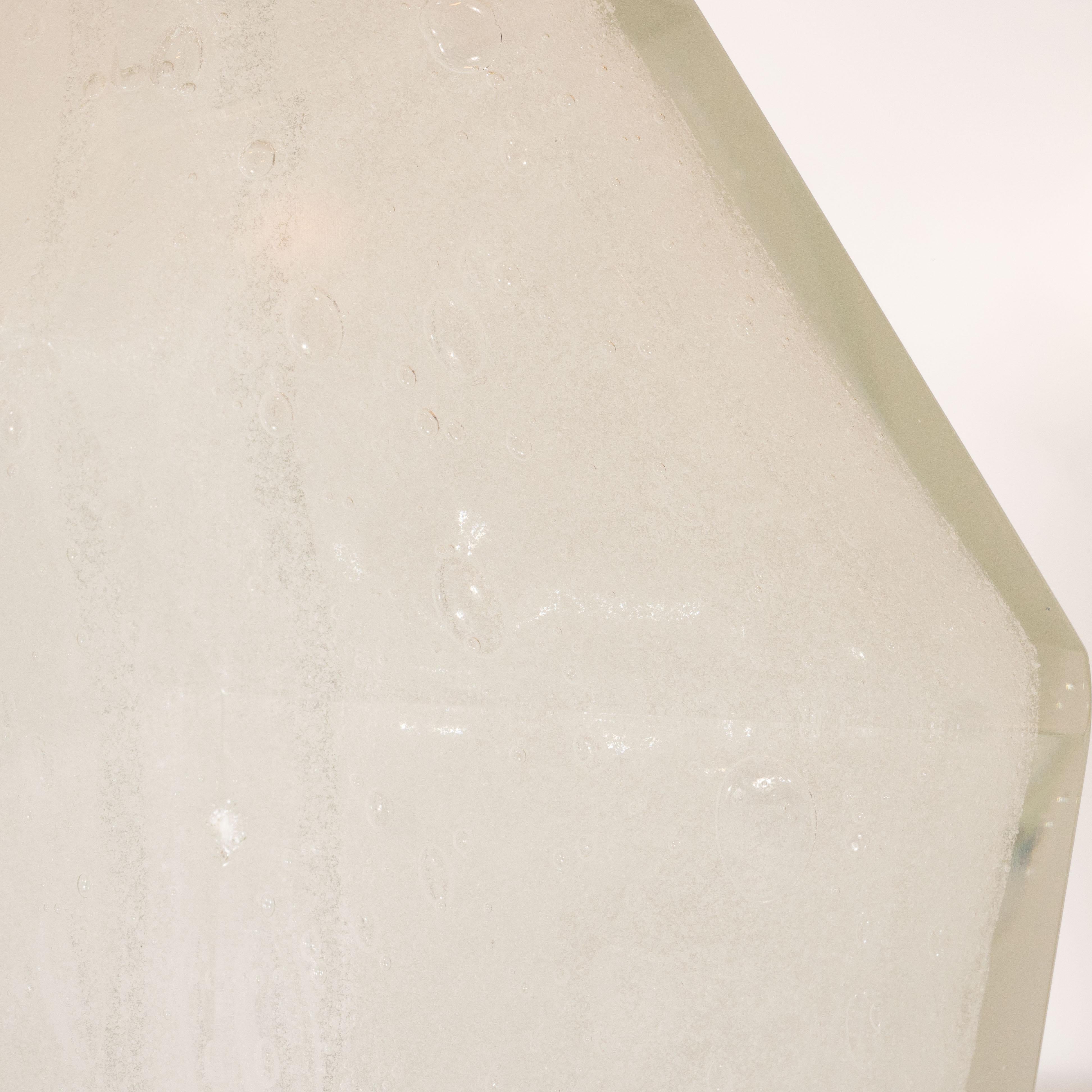 Modernistische Murano-Tischlampen aus weißem, facettiertem Glas mit Messingbeschlägen, Paar im Zustand „Hervorragend“ im Angebot in New York, NY