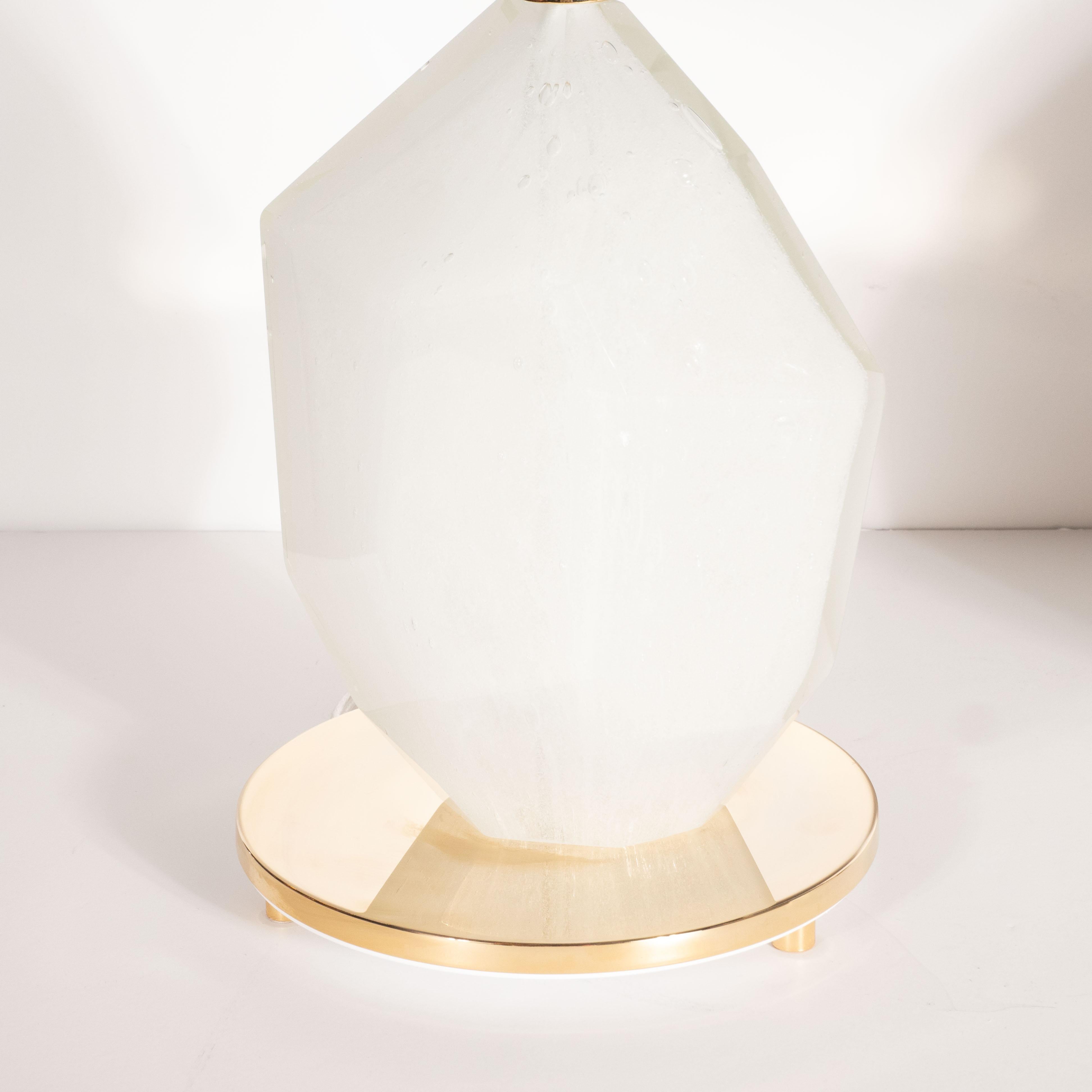 Modernistische Murano-Tischlampen aus weißem, facettiertem Glas mit Messingbeschlägen, Paar (Muranoglas) im Angebot