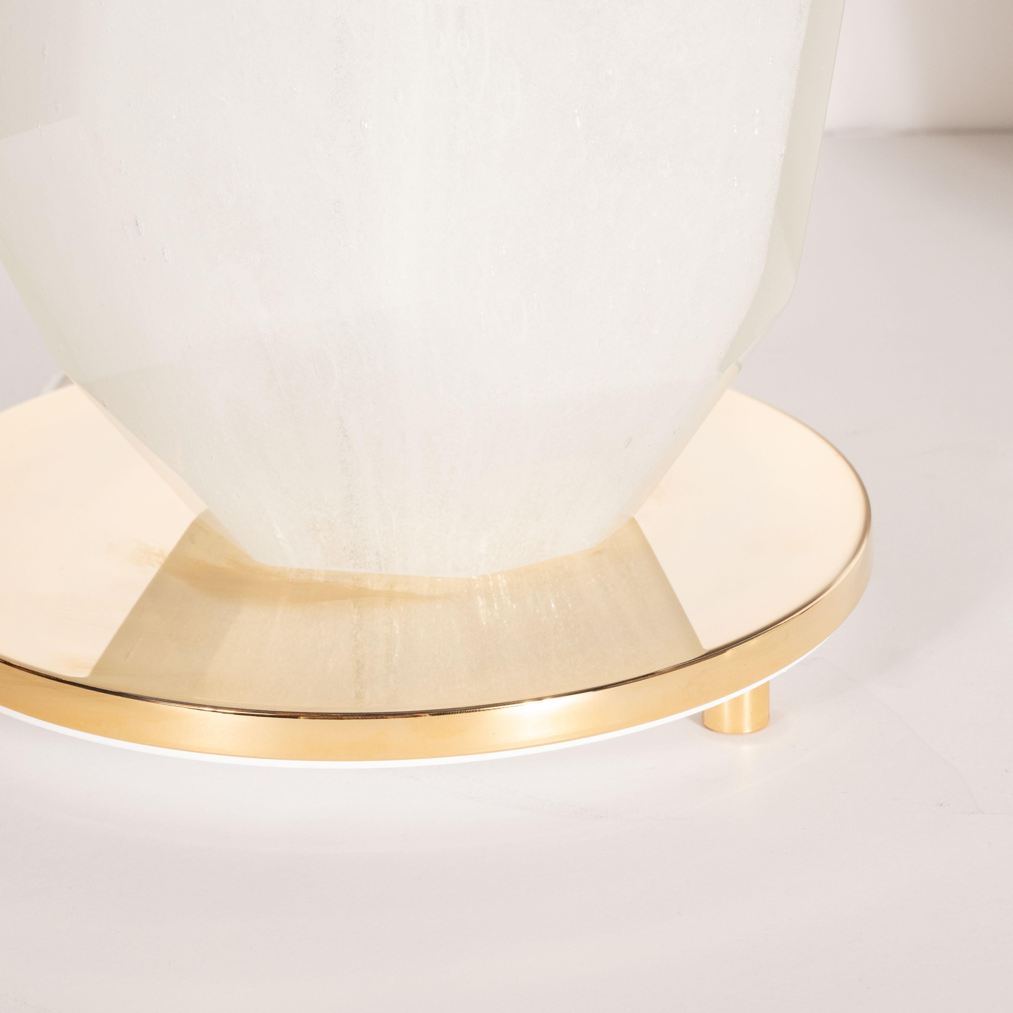 Modernistische Murano-Tischlampen aus weißem, facettiertem Glas mit Messingbeschlägen, Paar im Angebot 1