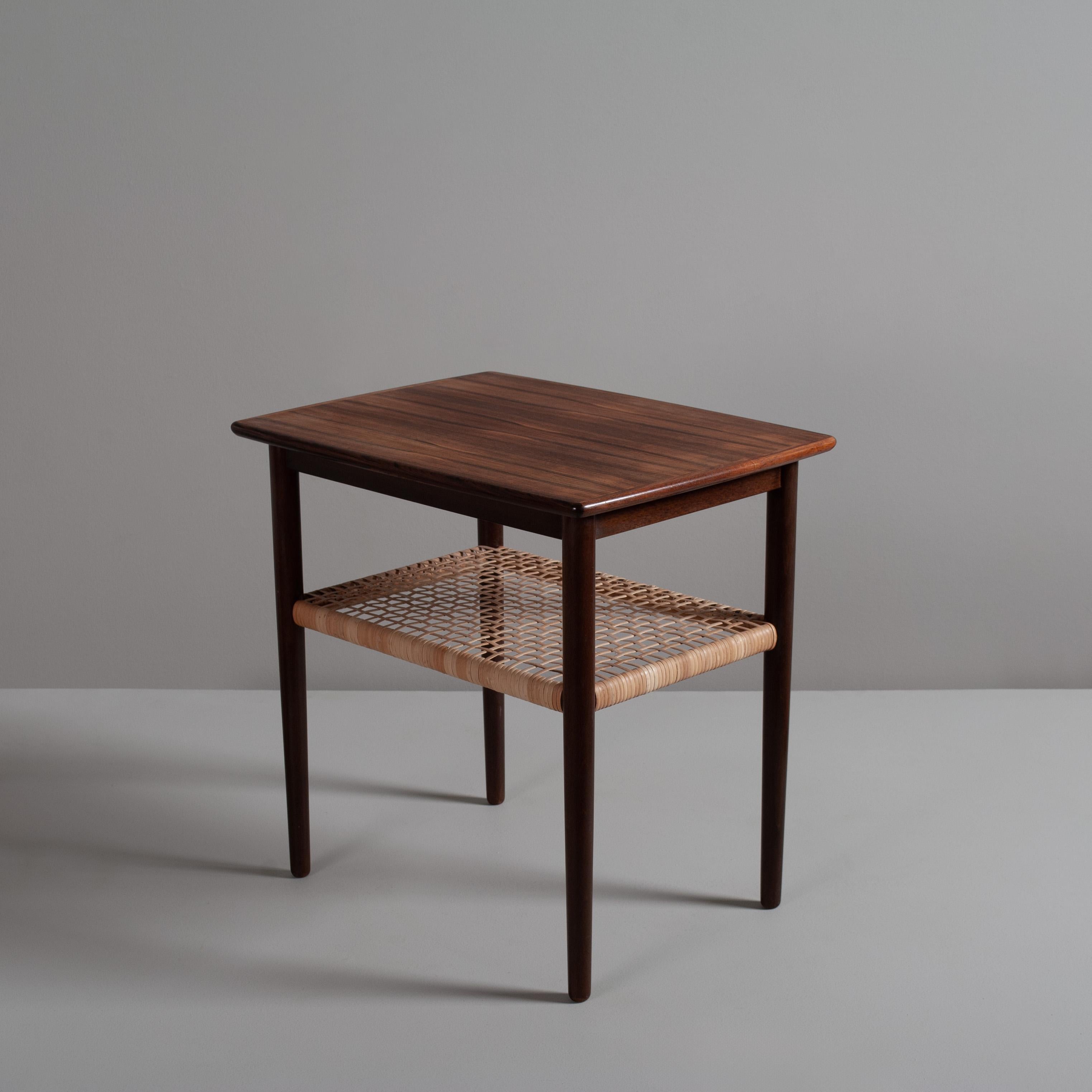 Ein Paar skandinavisch-modernistische Nachttische oder Beistelltische. Solides, minimalistisches Design und praktische Konstruktion mit einem sehr ordentlichen Arbeitsregal aus Rohr. 
Produziert in Dänemark um 1960.