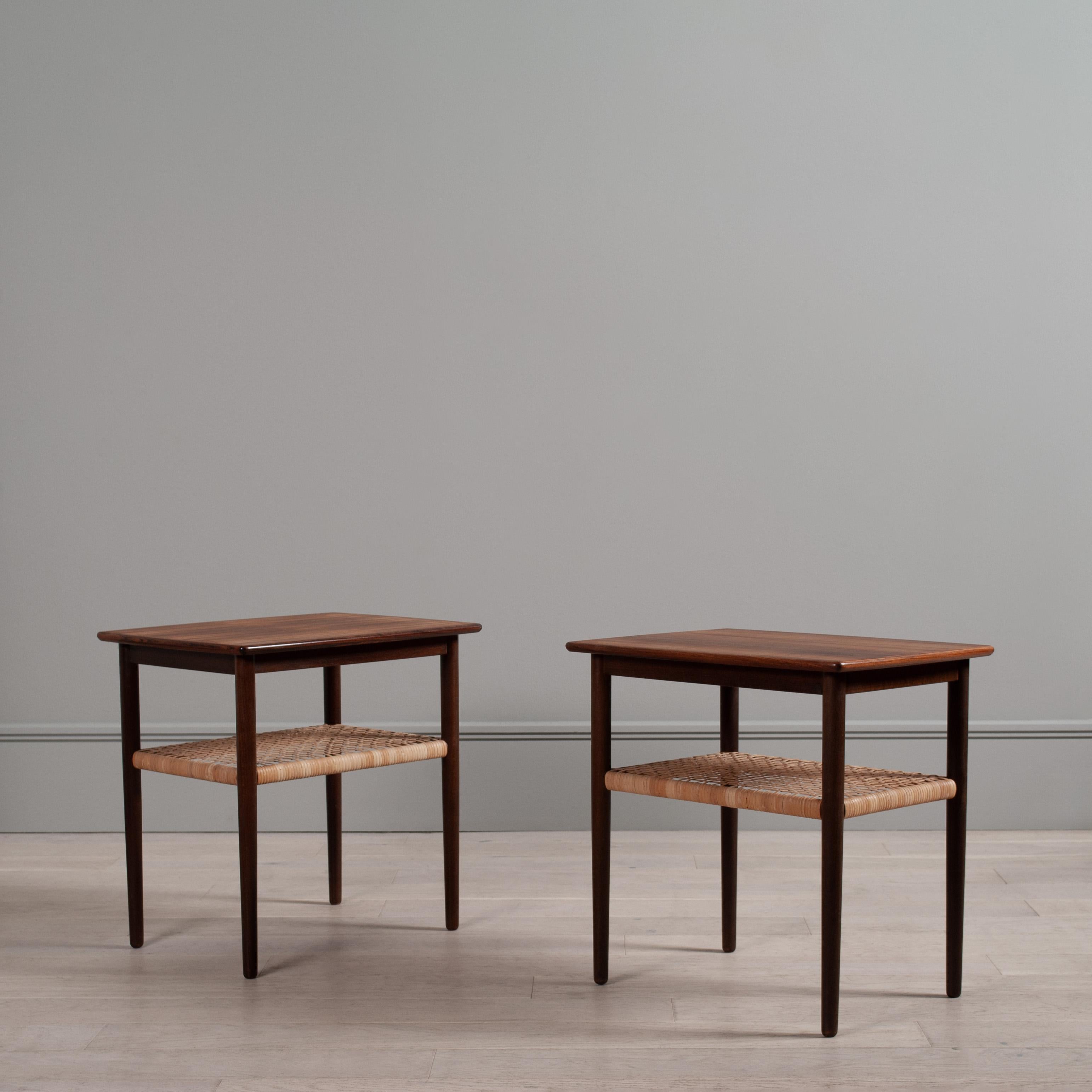 Ein Paar modernistische Nachttische oder Beistelltische (Moderne) im Angebot