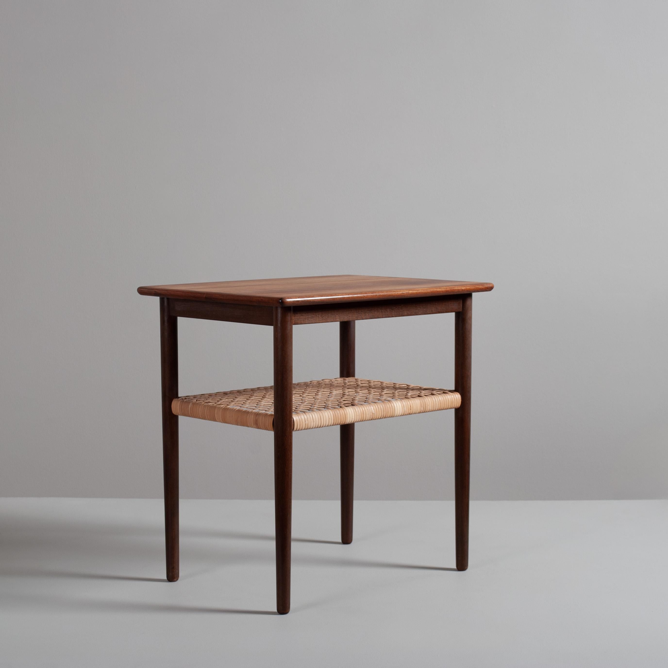 Ein Paar modernistische Nachttische oder Beistelltische (Gehstock) im Angebot