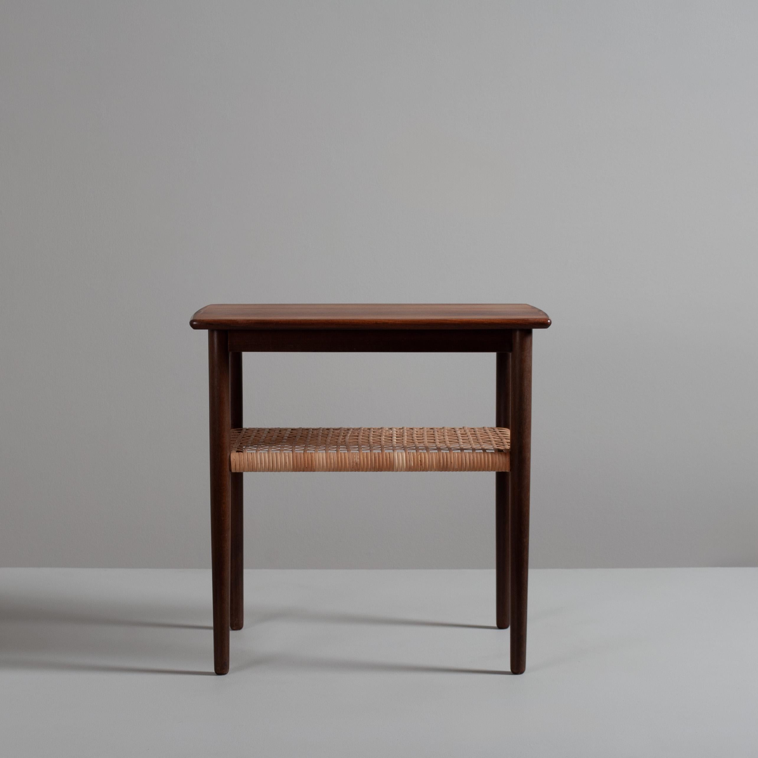 Ein Paar modernistische Nachttische oder Beistelltische im Angebot 1