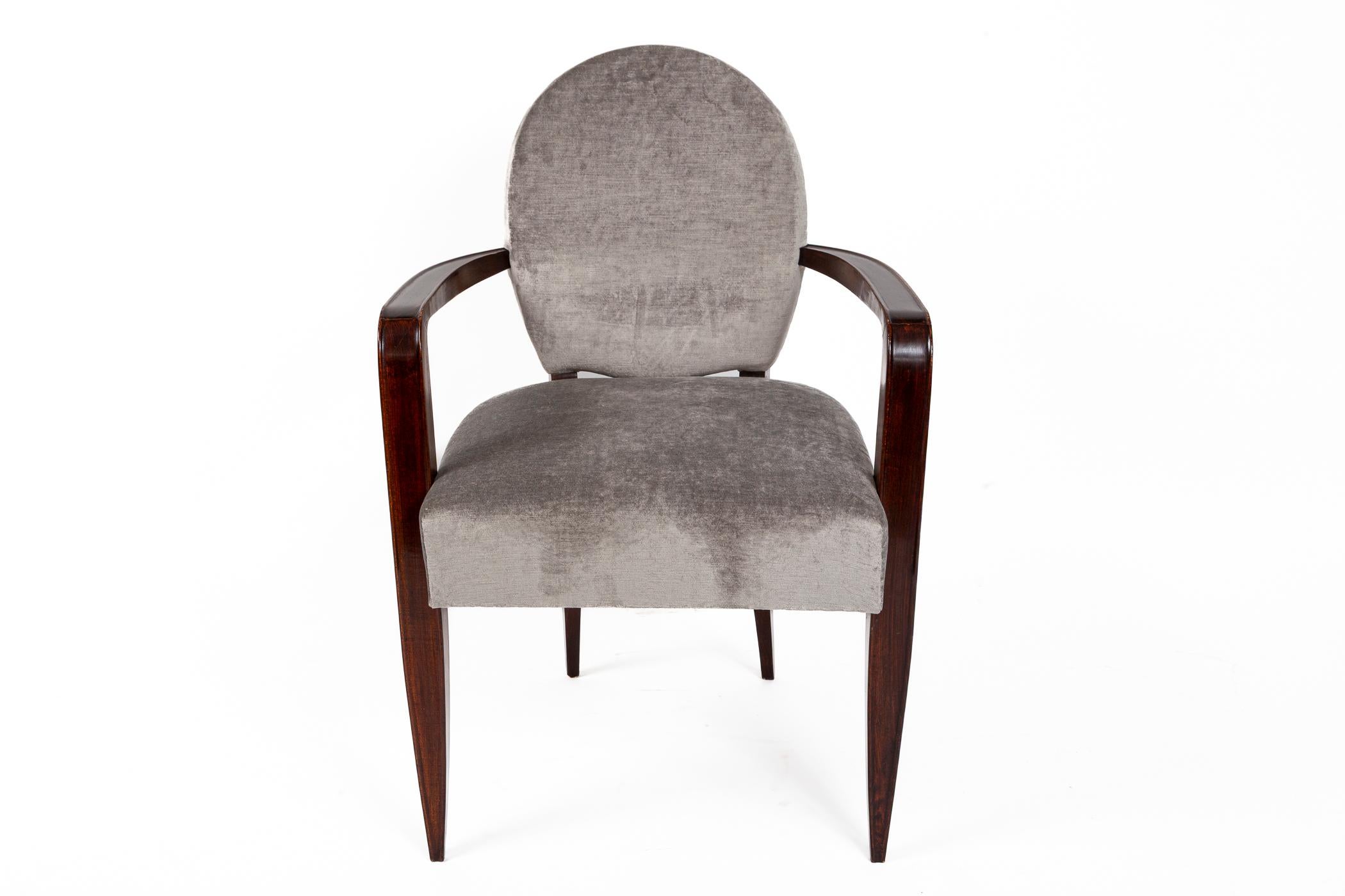 Zwei modernistische Sessel mit ovaler Rückenlehne aus afrikanischem Mahagoni von Jean Pascaud (Französisch) im Angebot