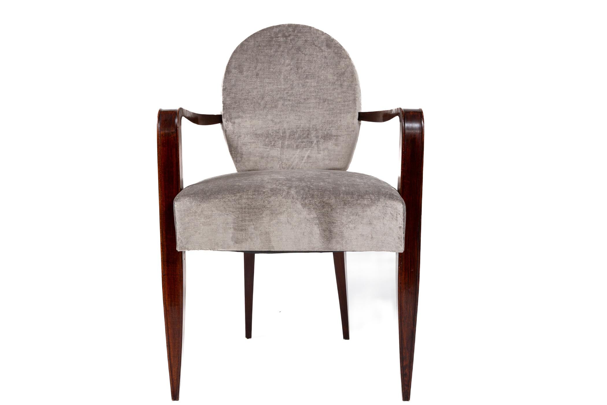 Zwei modernistische Sessel mit ovaler Rückenlehne aus afrikanischem Mahagoni von Jean Pascaud im Zustand „Gut“ im Angebot in Westport, CT