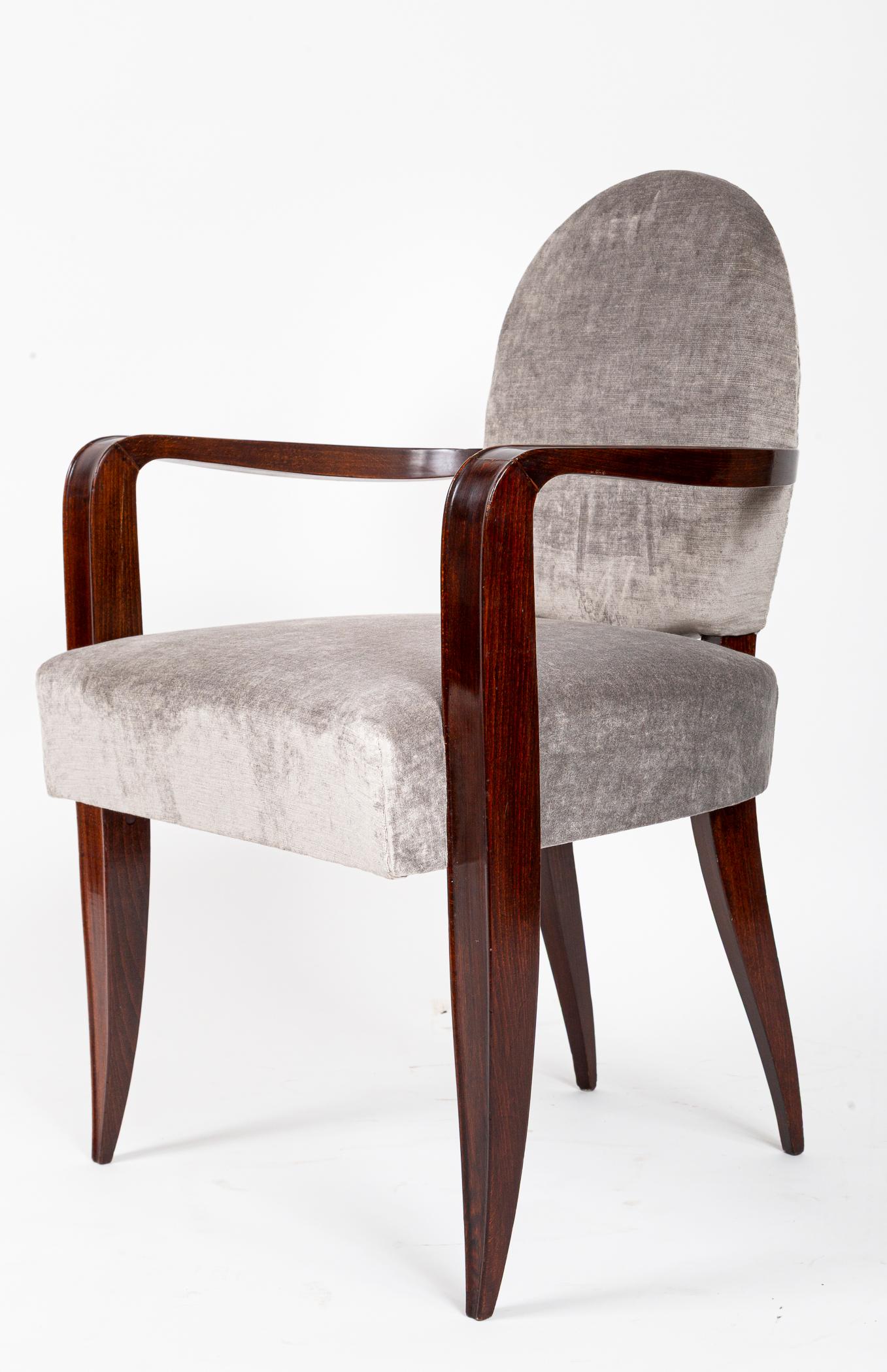 Zwei modernistische Sessel mit ovaler Rückenlehne aus afrikanischem Mahagoni von Jean Pascaud (20. Jahrhundert) im Angebot