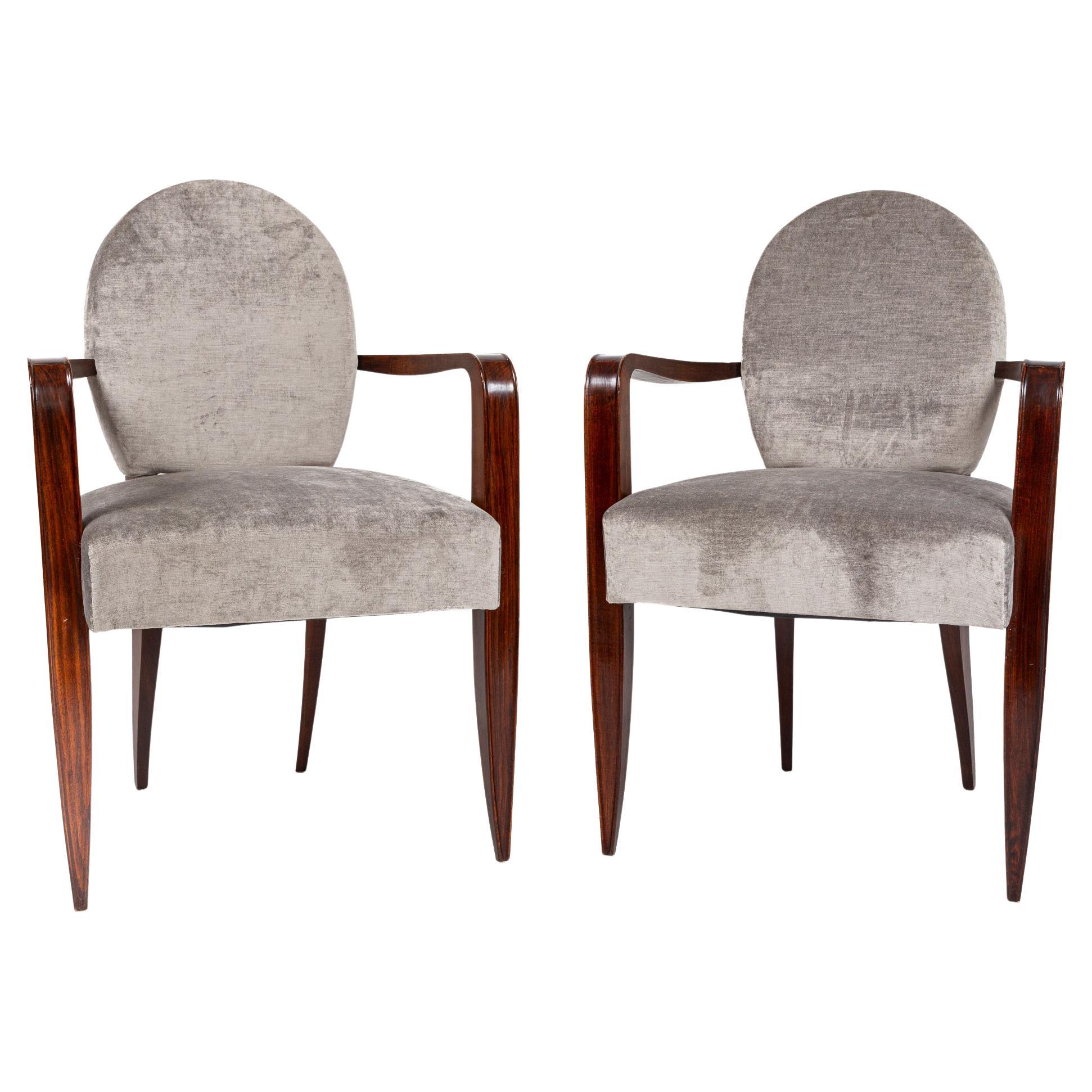 Zwei geschwungene modernistische Sessel mit ovaler Rückenlehne aus afrikanischem Mahagoni von Jean Pascaud, die sowohl zeitlos schön als auch stabil und bequem aufrecht sitzen.

Herkunft: Frankreich

Datierung: 1930ca

Zustand: Hervorragend,