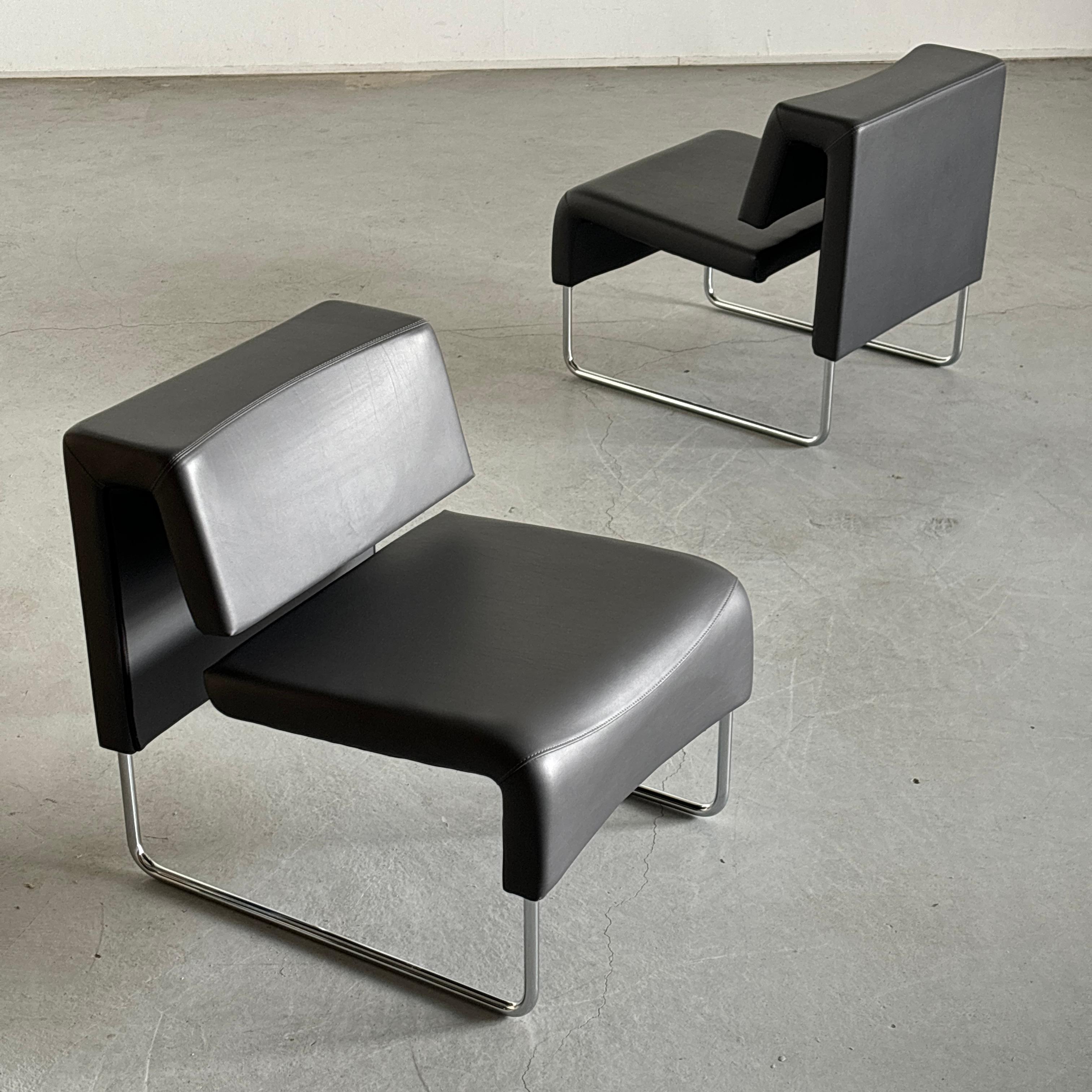 Paire de chaises longues en porte-à-faux 'Path' conçues par Fiorenzo Dorigo pour Sitland au début des années 2000. En tissu gris.

Fabriqué au début des années 2000.

En très bon état vintage avec des signes d'âge moins importants.

Le prix