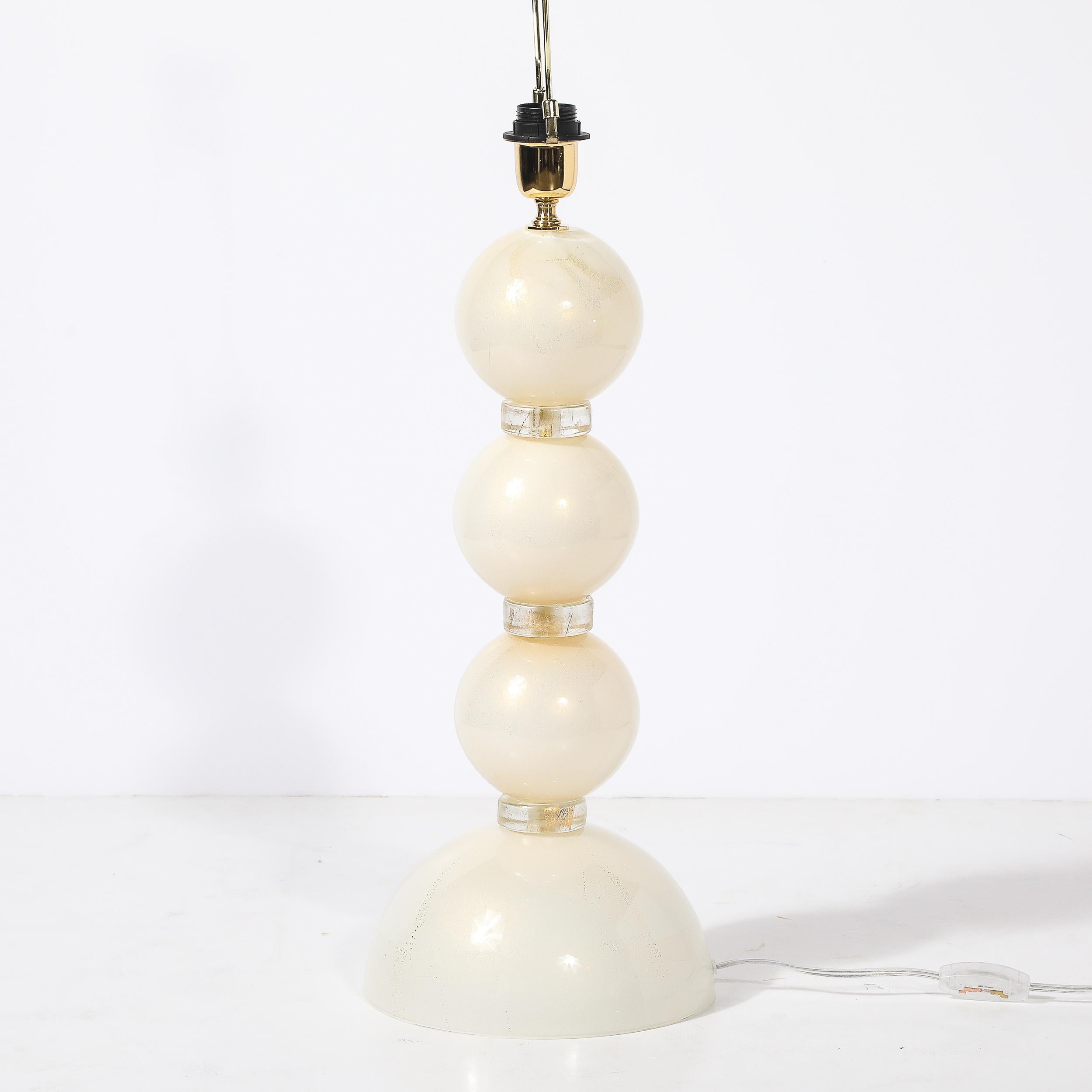 Zwei modernistische Tischlampen aus perlweißem Murano-Glas mit 24-karätigem Goldband im Angebot 4