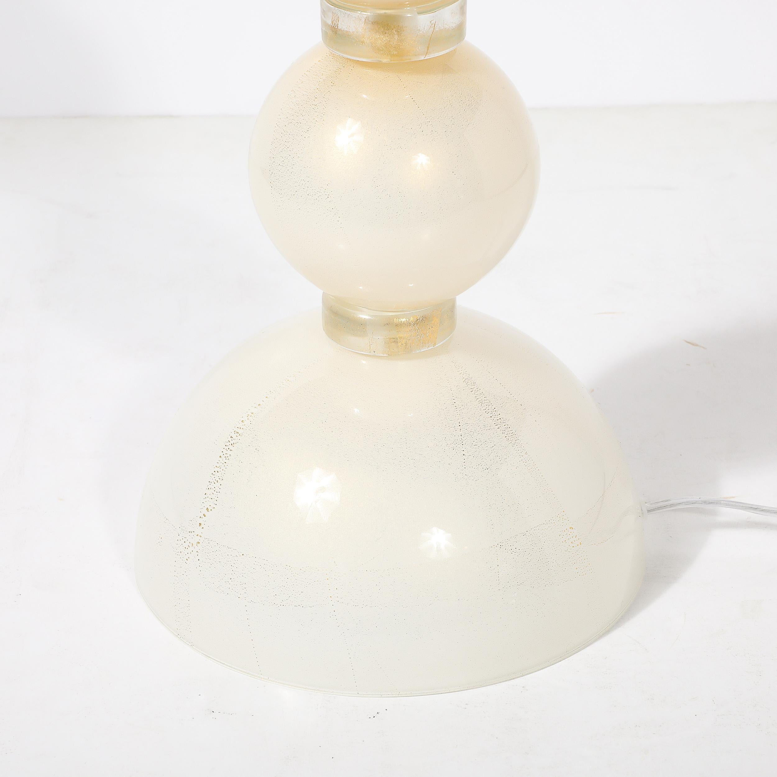 Zwei modernistische Tischlampen aus perlweißem Murano-Glas mit 24-karätigem Goldband im Angebot 6