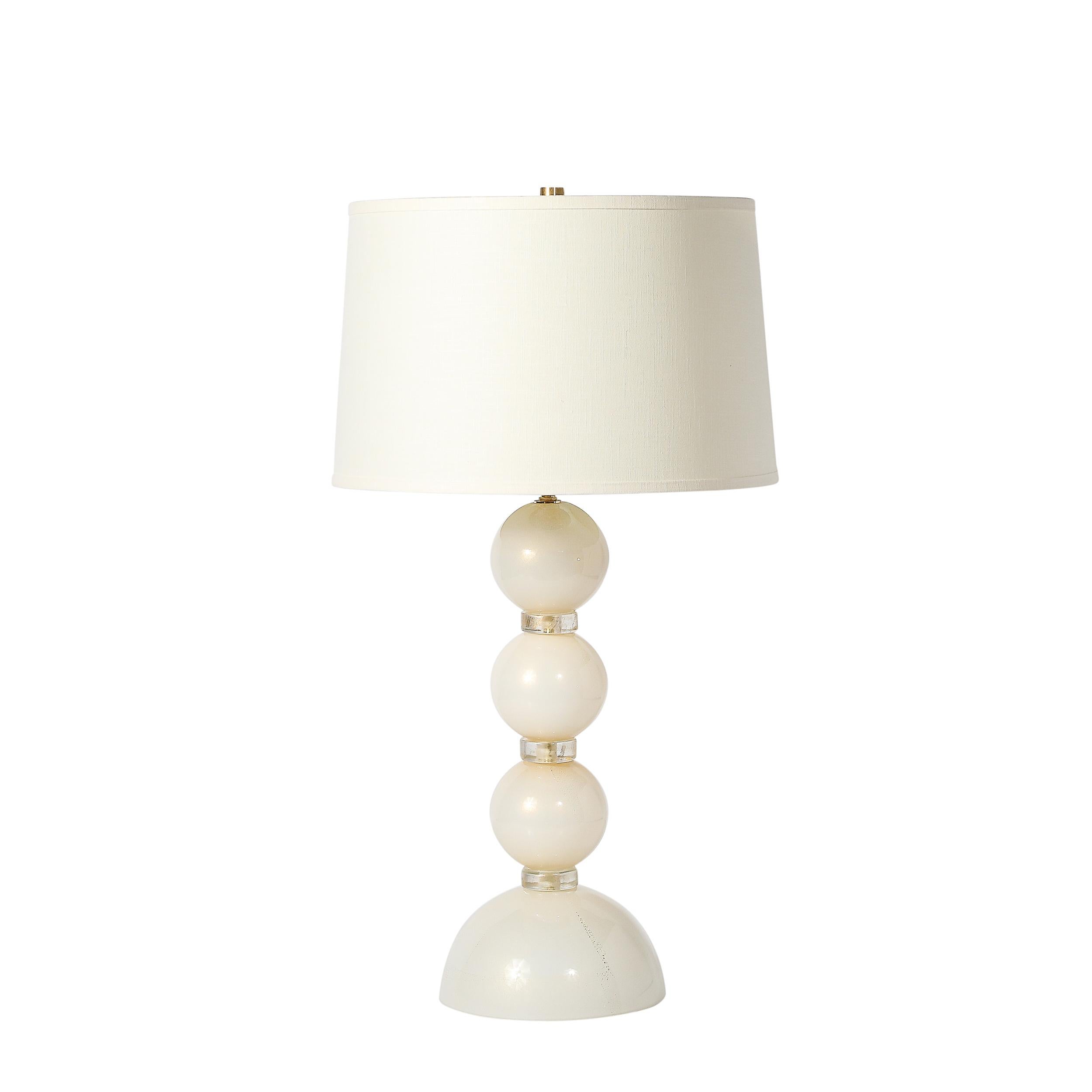 Dieses Paar modernistischer Tischlampen zeigt die raffinierte Kunstfertigkeit und das exquisite Handwerk von Murano-Glas und verbindet eleganten Minimalismus mit materieller Opulenz. Jede Leuchte hat einen schlanken, mundgeblasenen Glaskörper in