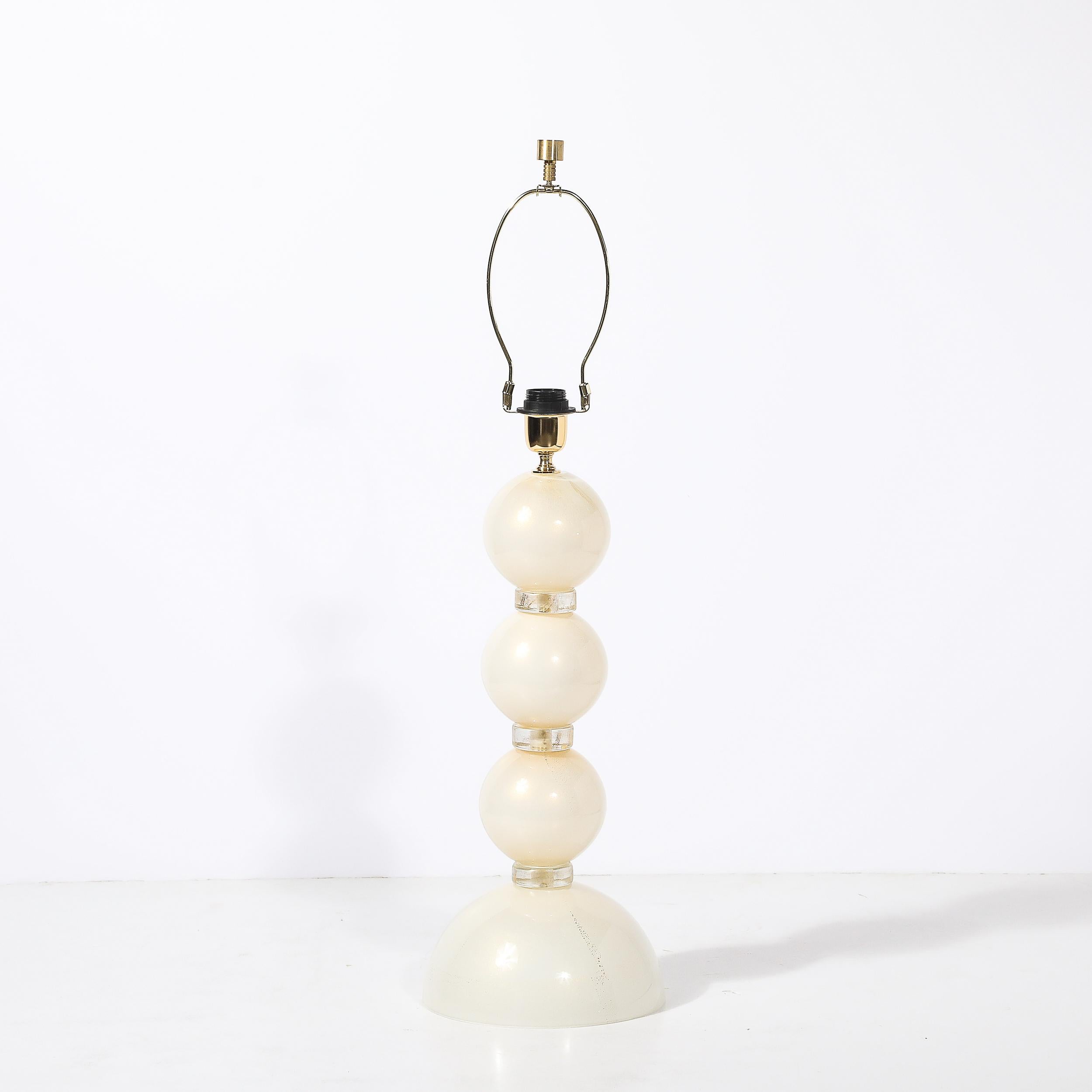 Zwei modernistische Tischlampen aus perlweißem Murano-Glas mit 24-karätigem Goldband (Italienisch) im Angebot