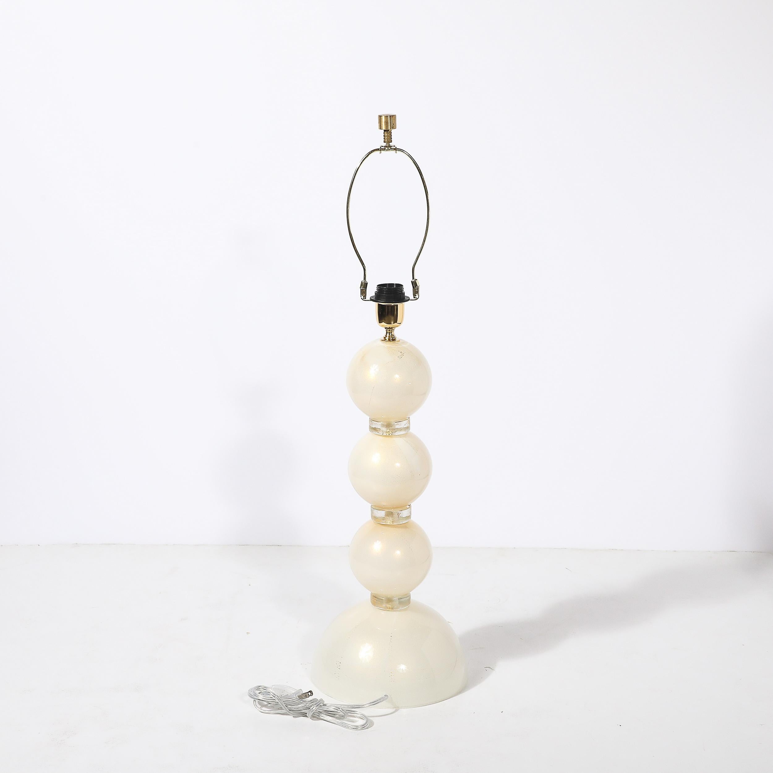 Zwei modernistische Tischlampen aus perlweißem Murano-Glas mit 24-karätigem Goldband im Angebot 1