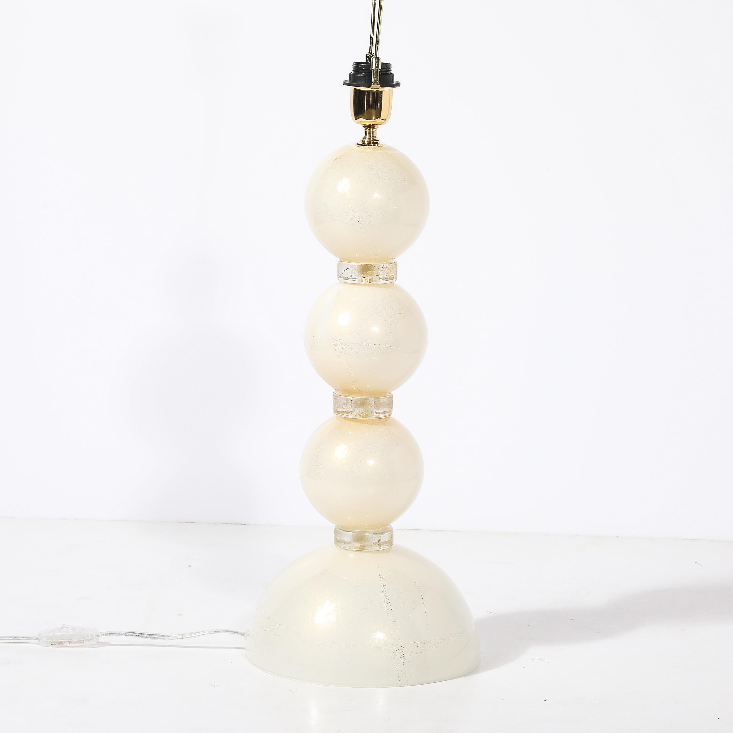Zwei modernistische Tischlampen aus perlweißem Murano-Glas mit 24-karätigem Goldband im Angebot 2