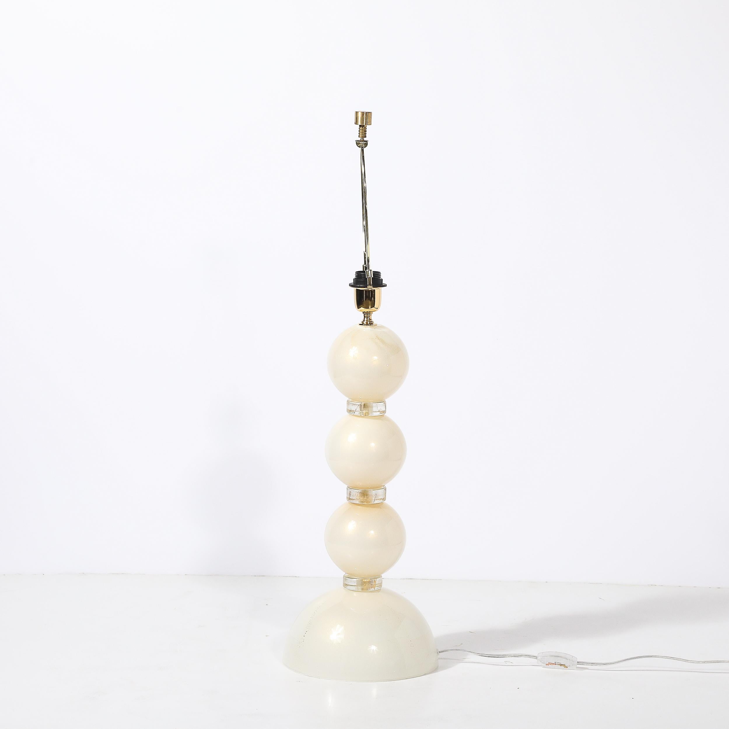 Zwei modernistische Tischlampen aus perlweißem Murano-Glas mit 24-karätigem Goldband im Angebot 3
