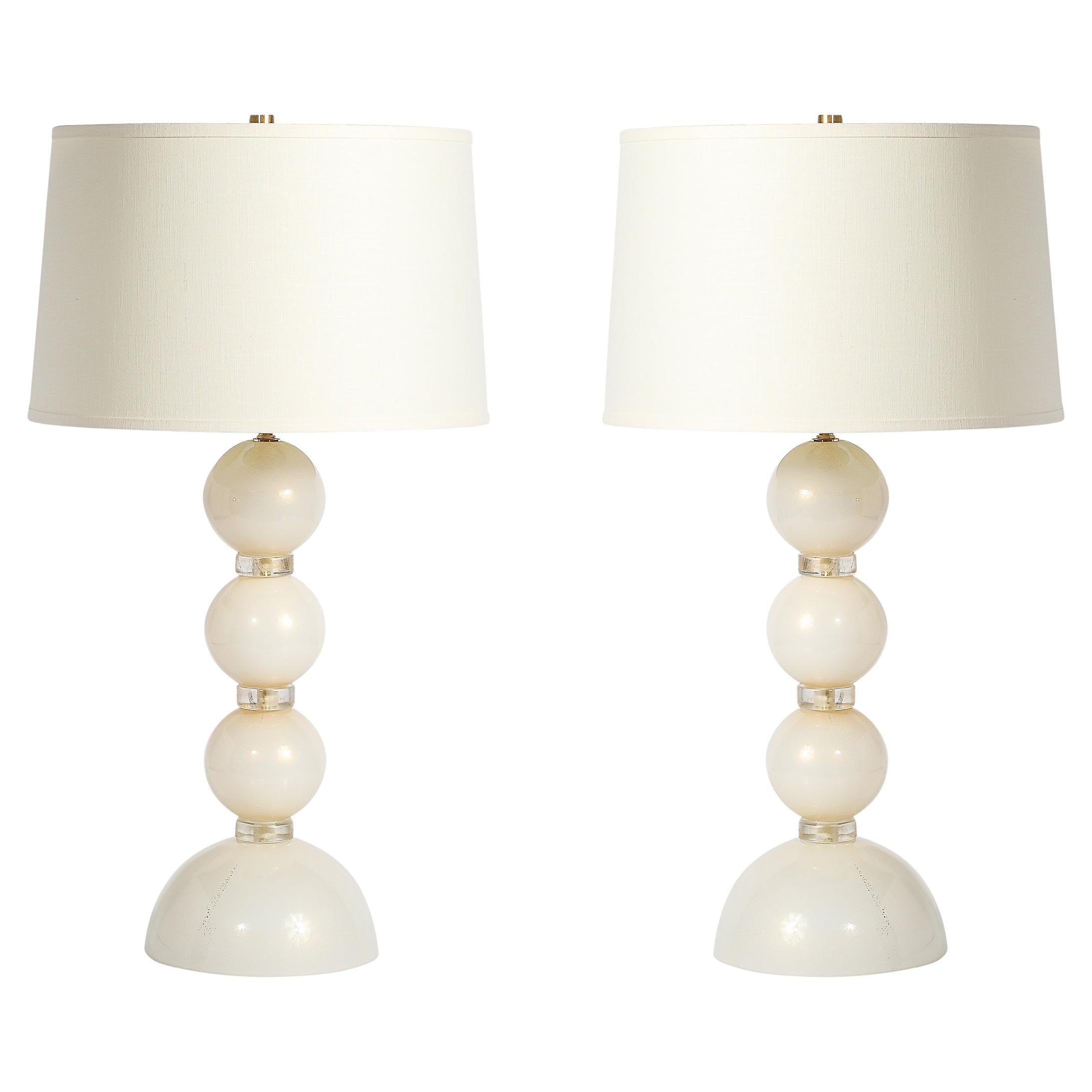 Zwei modernistische Tischlampen aus perlweißem Murano-Glas mit 24-karätigem Goldband im Angebot