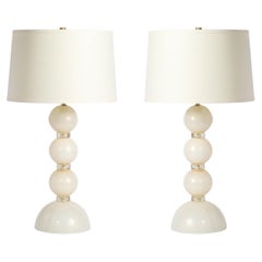 Zwei modernistische Tischlampen aus perlweißem Murano-Glas mit 24-karätigem Goldband