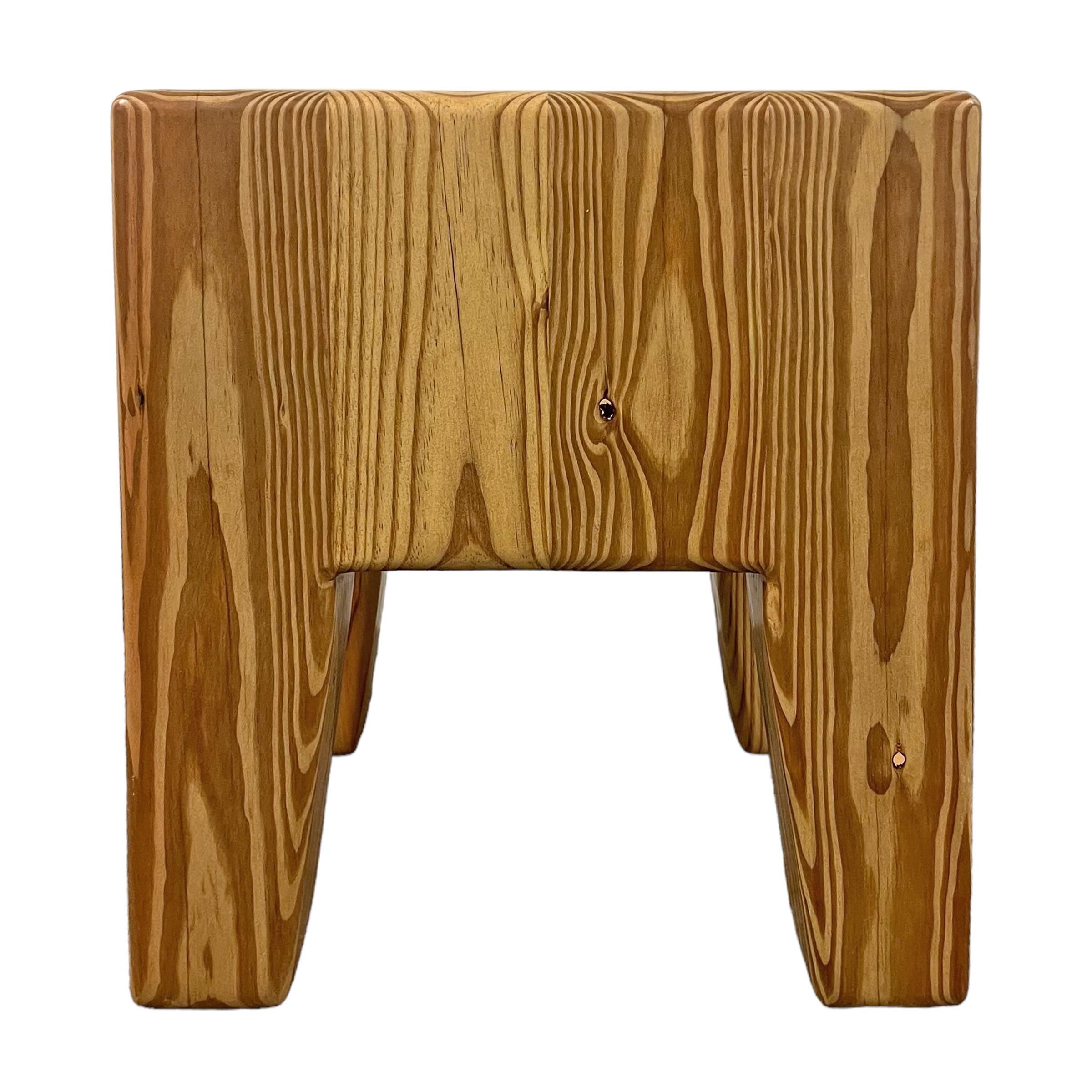Modernistisches Paar Tische aus Kiefernholz (21. Jahrhundert und zeitgenössisch) im Angebot