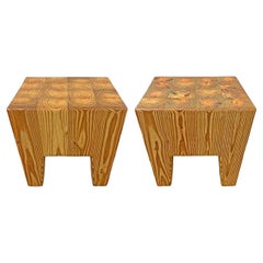 Paire de tables modernistes en pin