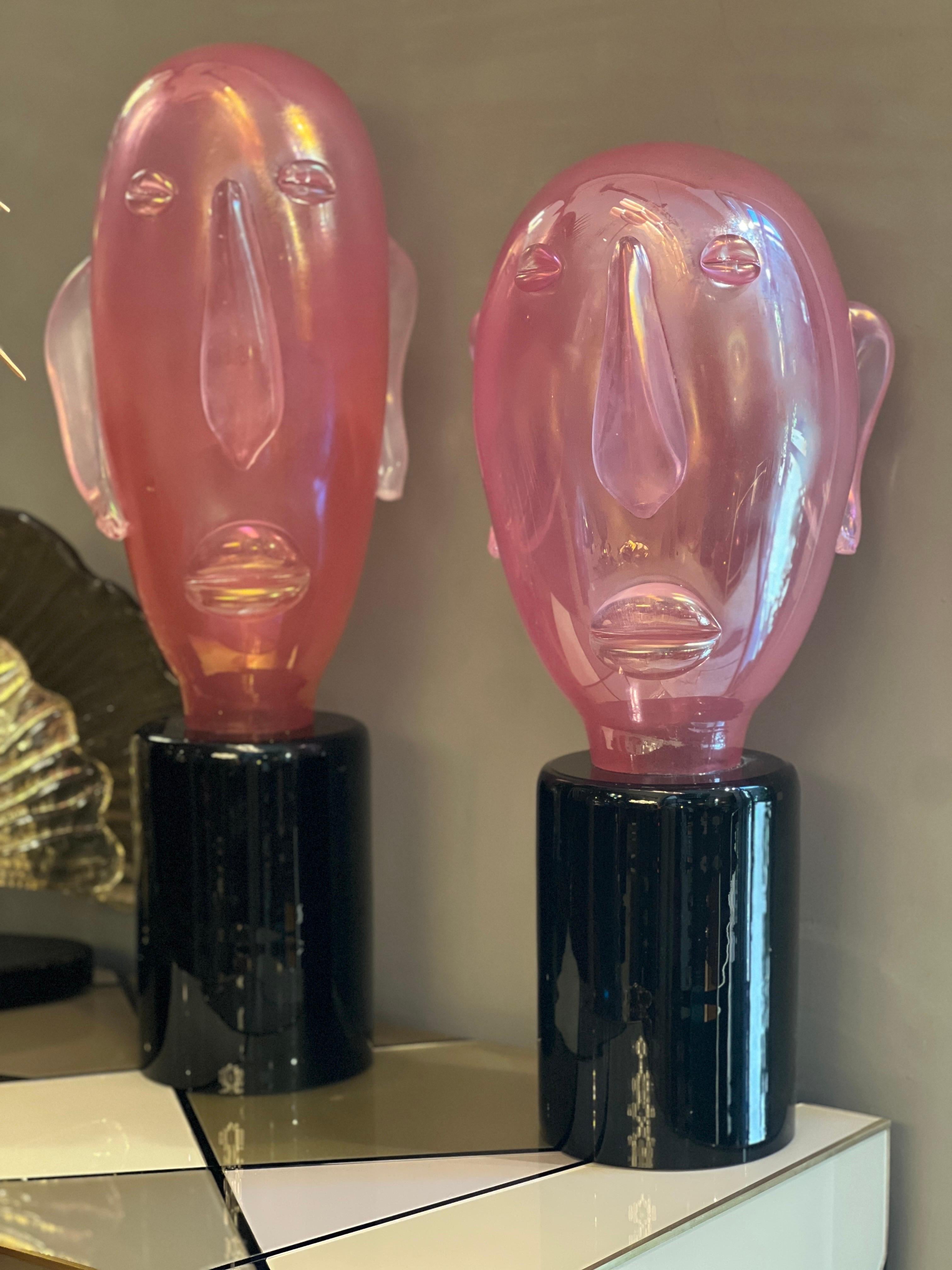 Coppia di sculture moderniste in vetro di Murano rosa a forma di testa in stile Picasso, 1980 in vendita 4