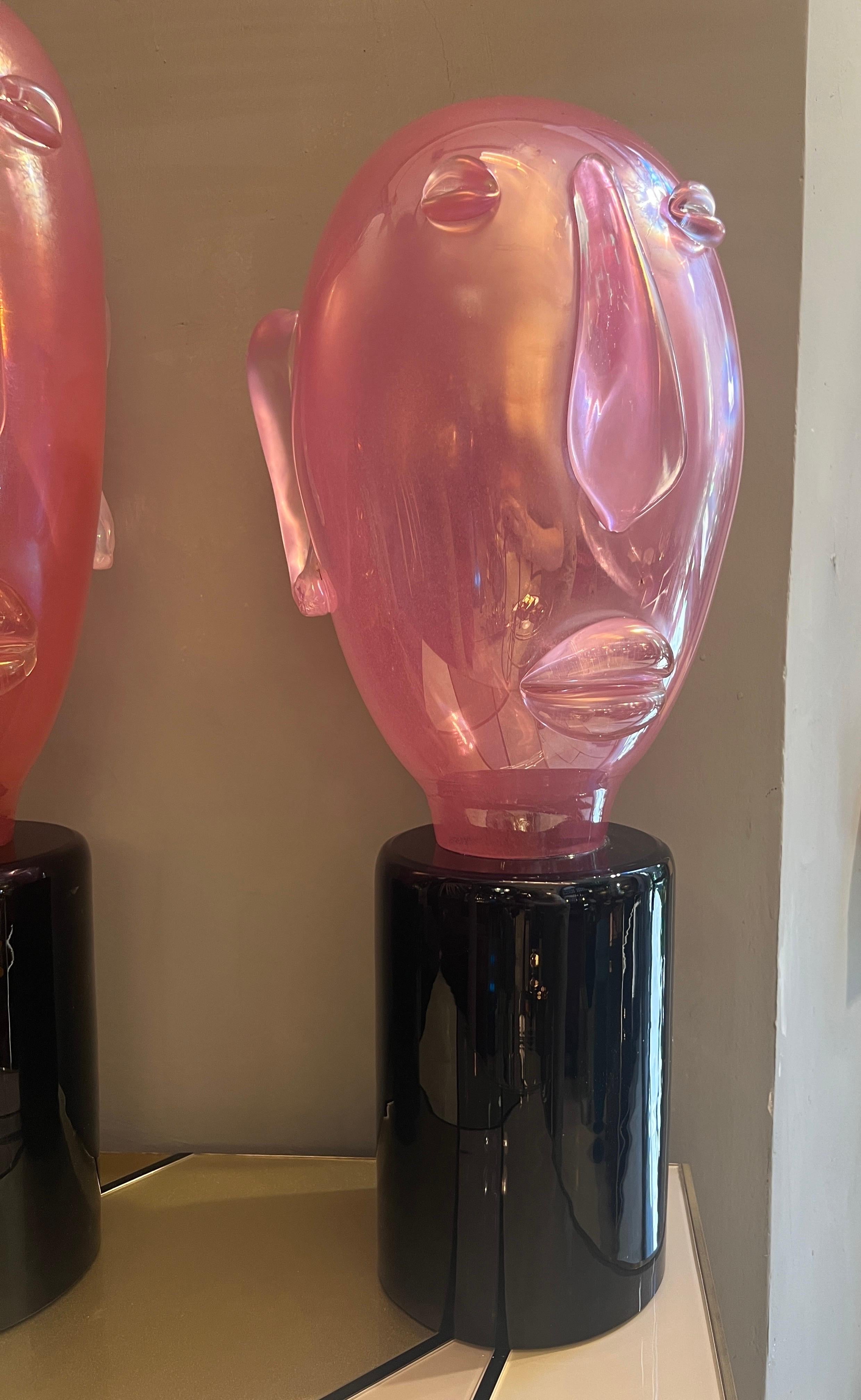 Coppia di sculture moderniste in vetro di Murano rosa a forma di testa in stile Picasso, 1980 in vendita 8