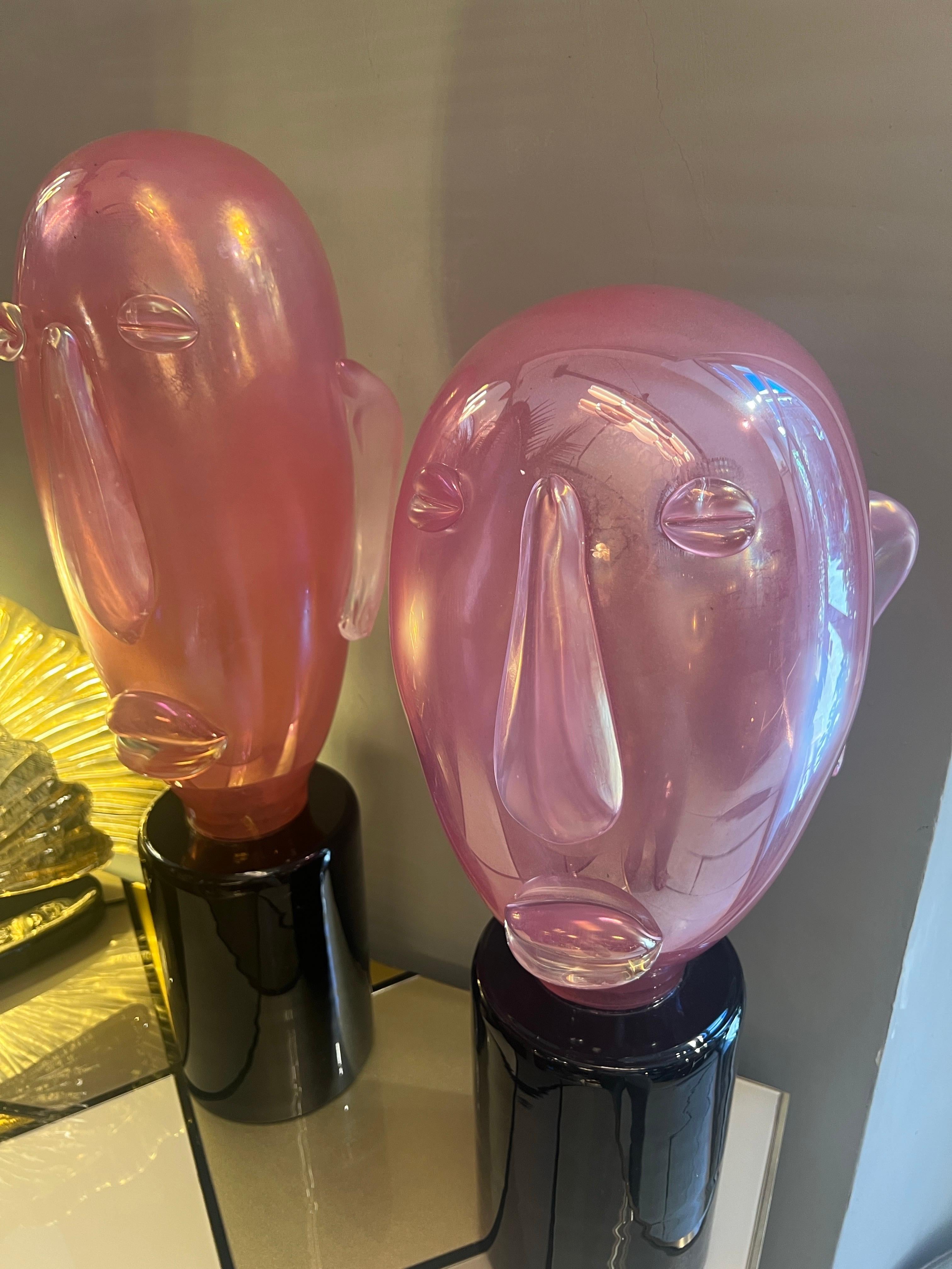 Coppia di sculture moderniste in vetro di Murano rosa a forma di testa in stile Picasso, 1980 in vendita 9