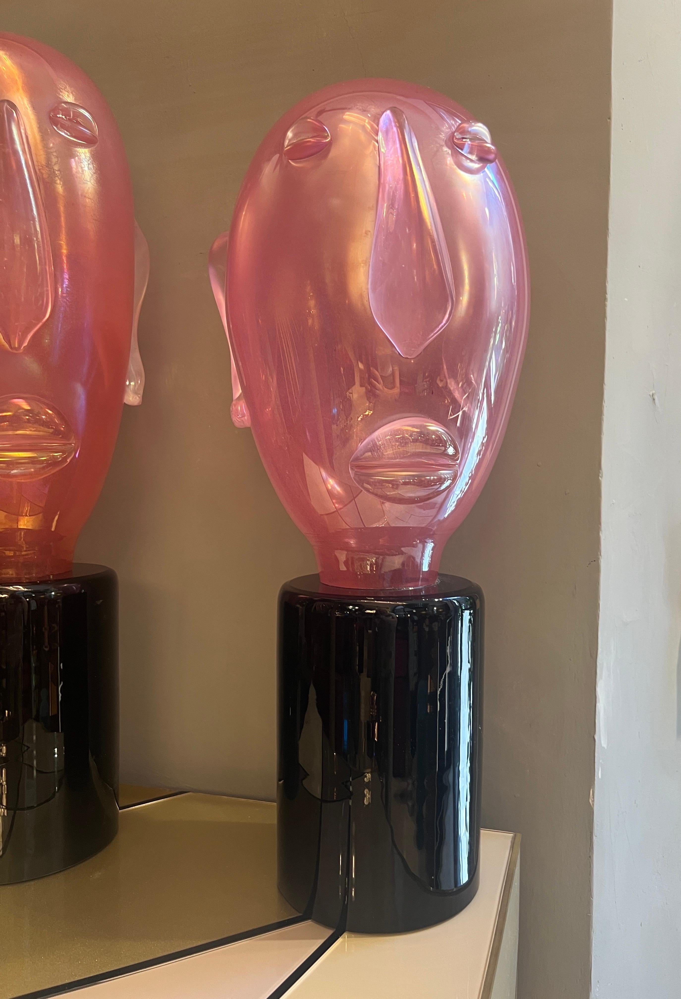 Coppia di sculture moderniste in vetro di Murano rosa a forma di testa in stile Picasso, 1980 in vendita 10