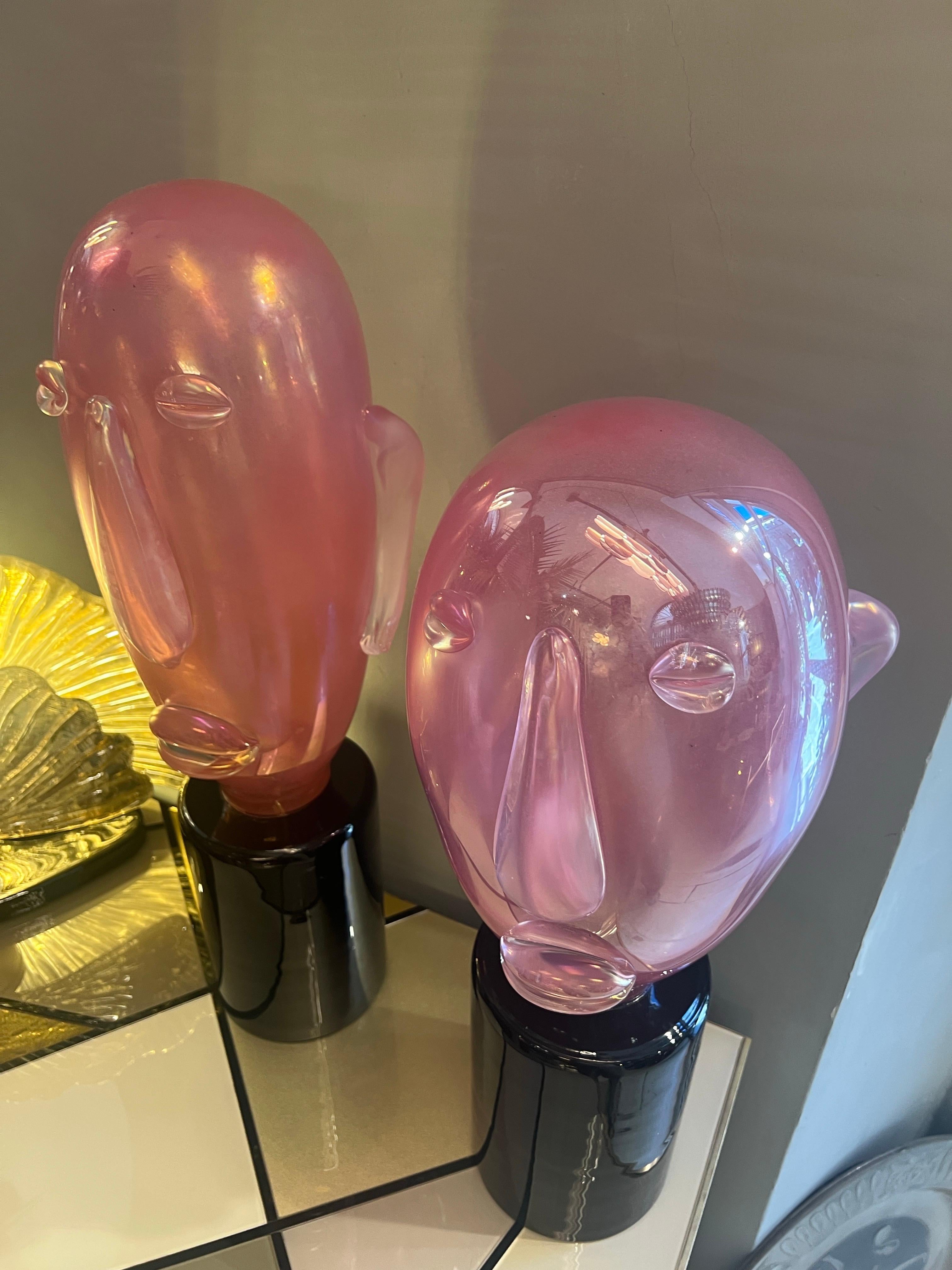 Coppia di sculture moderniste in vetro di Murano rosa a forma di testa in stile Picasso, 1980 in vendita 11