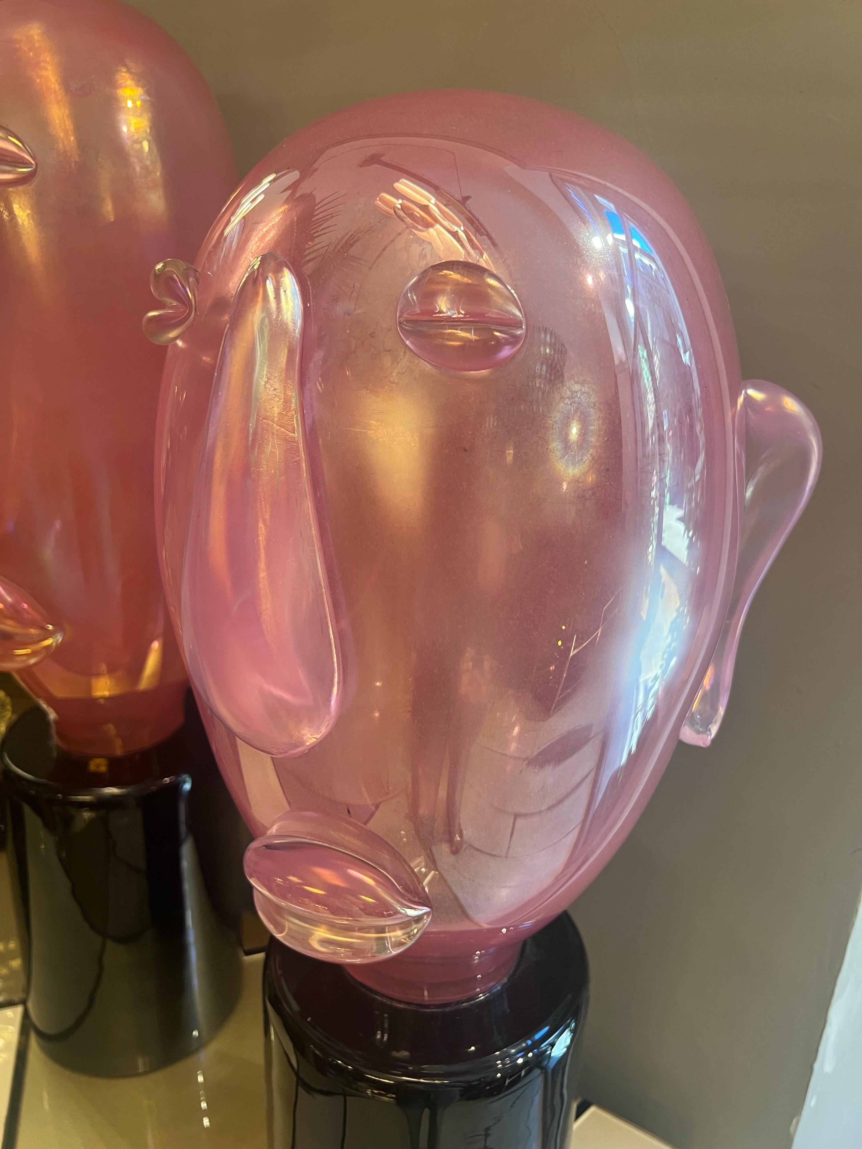 Coppia di sculture moderniste in vetro di Murano rosa a forma di testa in stile Picasso, 1980 in vendita 12