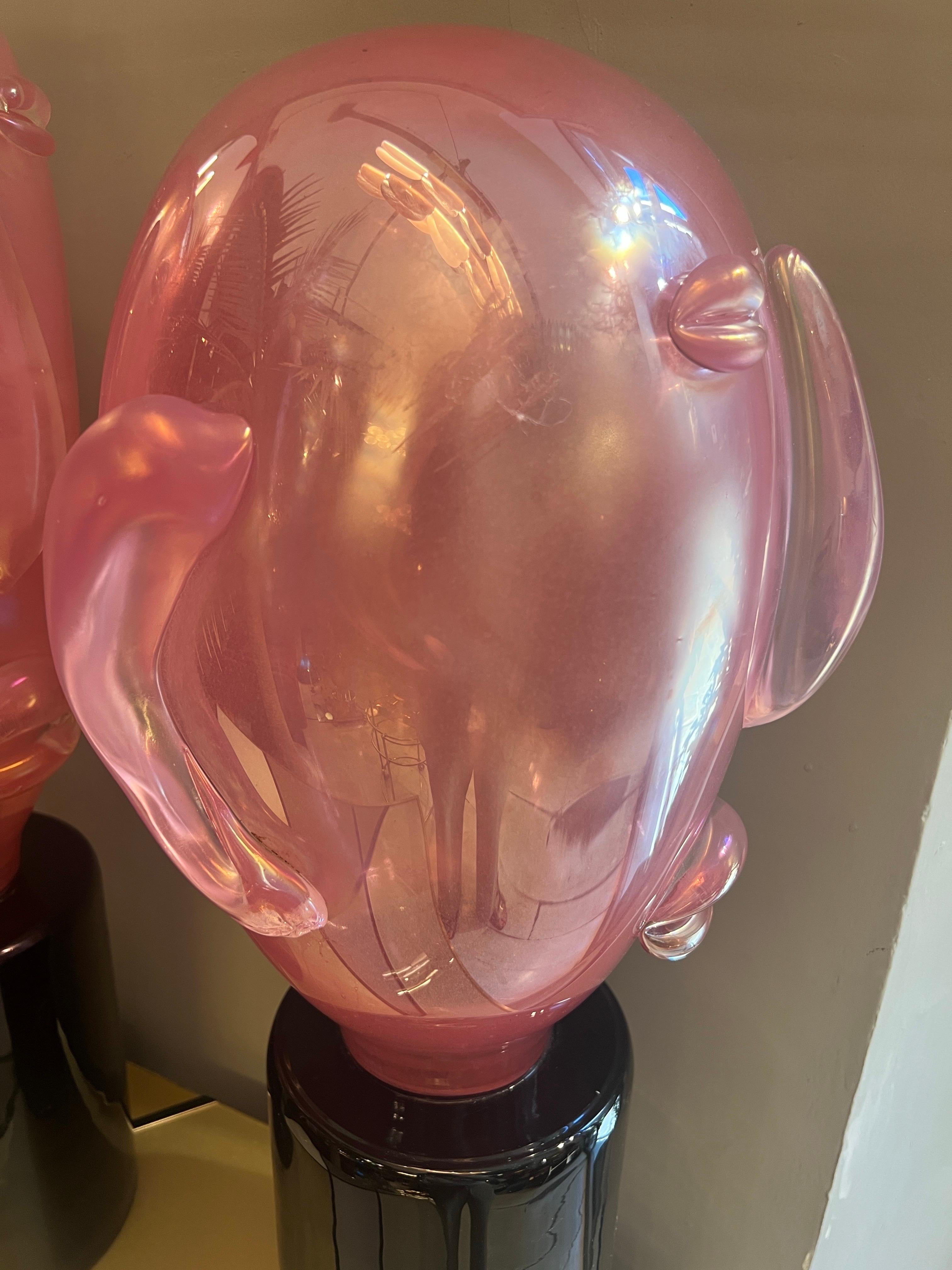 Coppia di sculture moderniste in vetro di Murano rosa a forma di testa in stile Picasso, 1980 in vendita 13