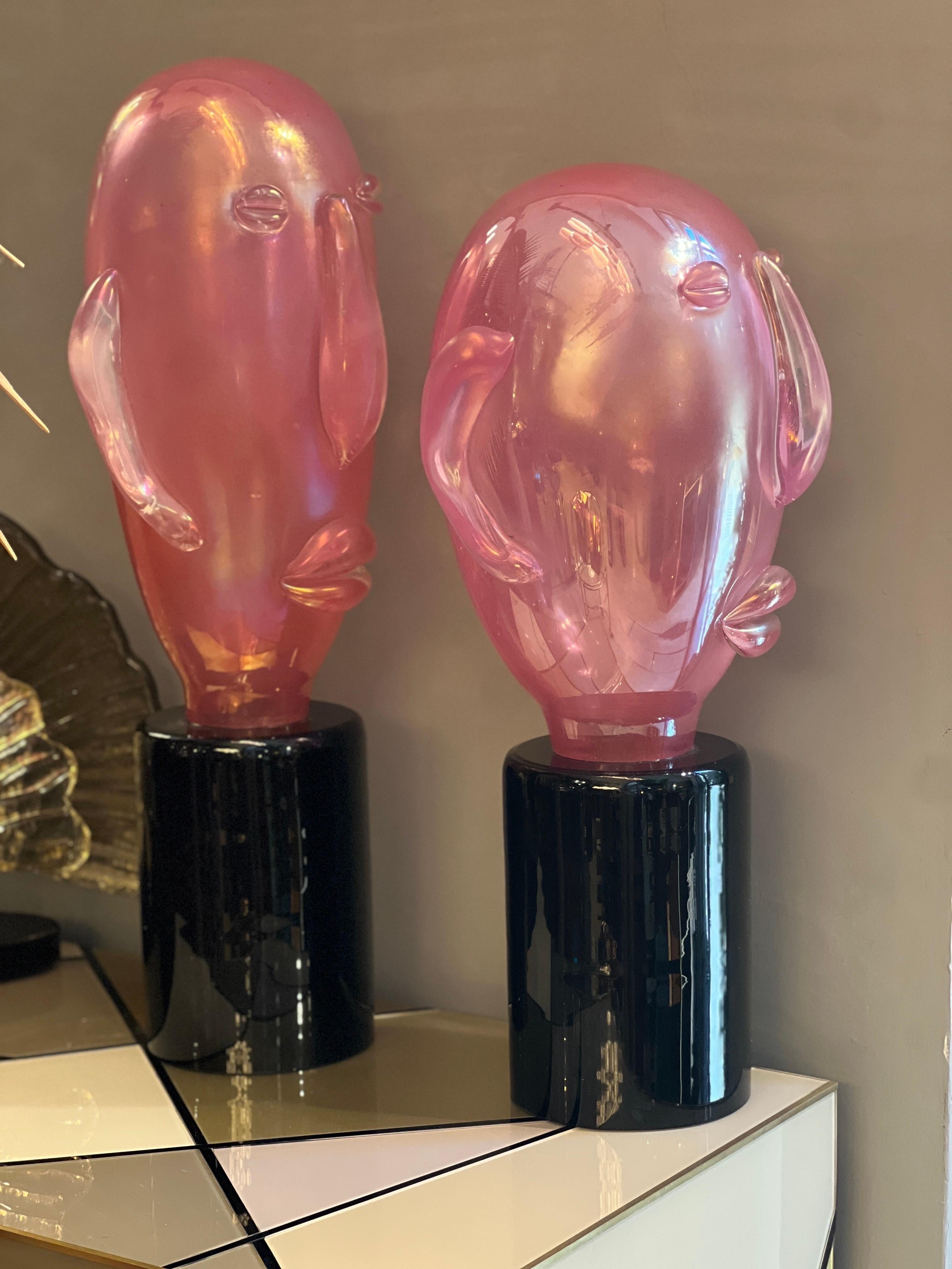 Moderno Coppia di sculture moderniste in vetro di Murano rosa a forma di testa in stile Picasso, 1980 in vendita