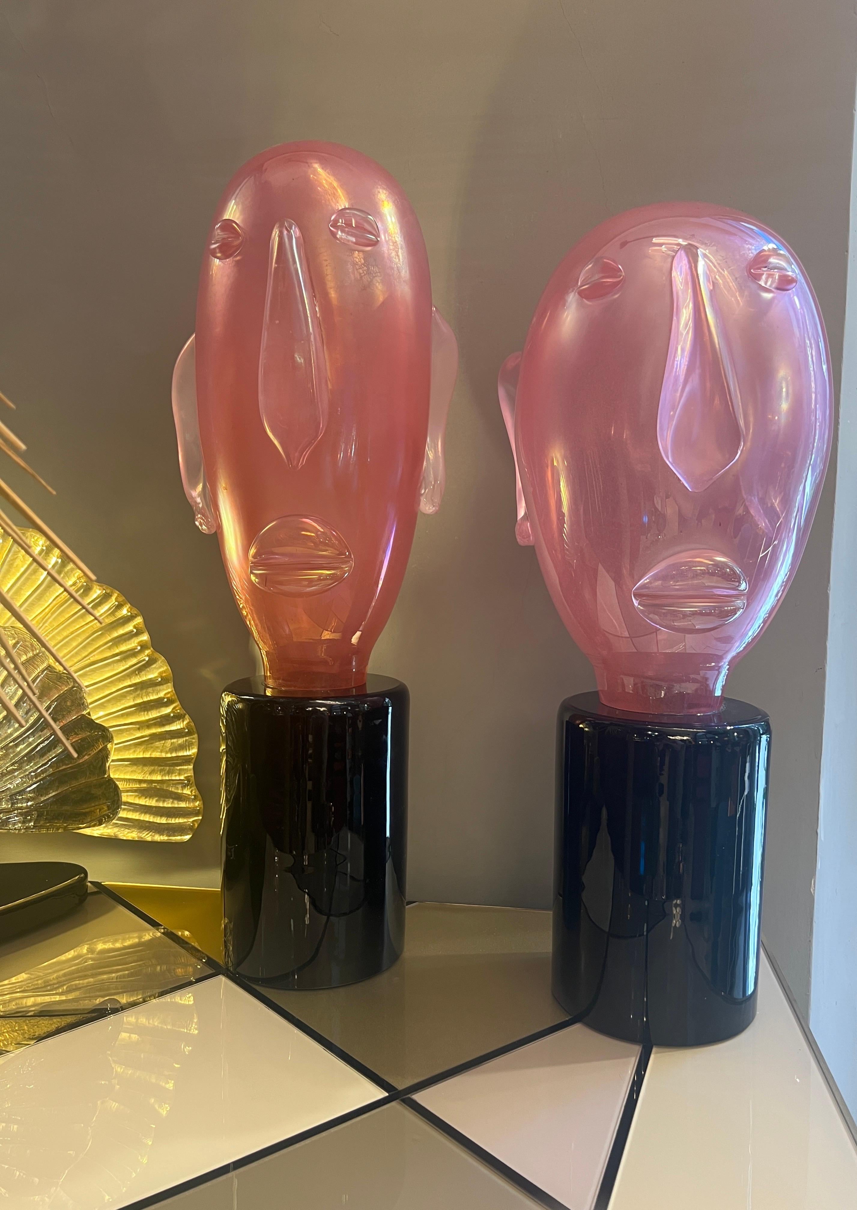 Coppia di sculture moderniste in vetro di Murano rosa a forma di testa in stile Picasso, 1980 In condizioni ottime in vendita a Florence, IT