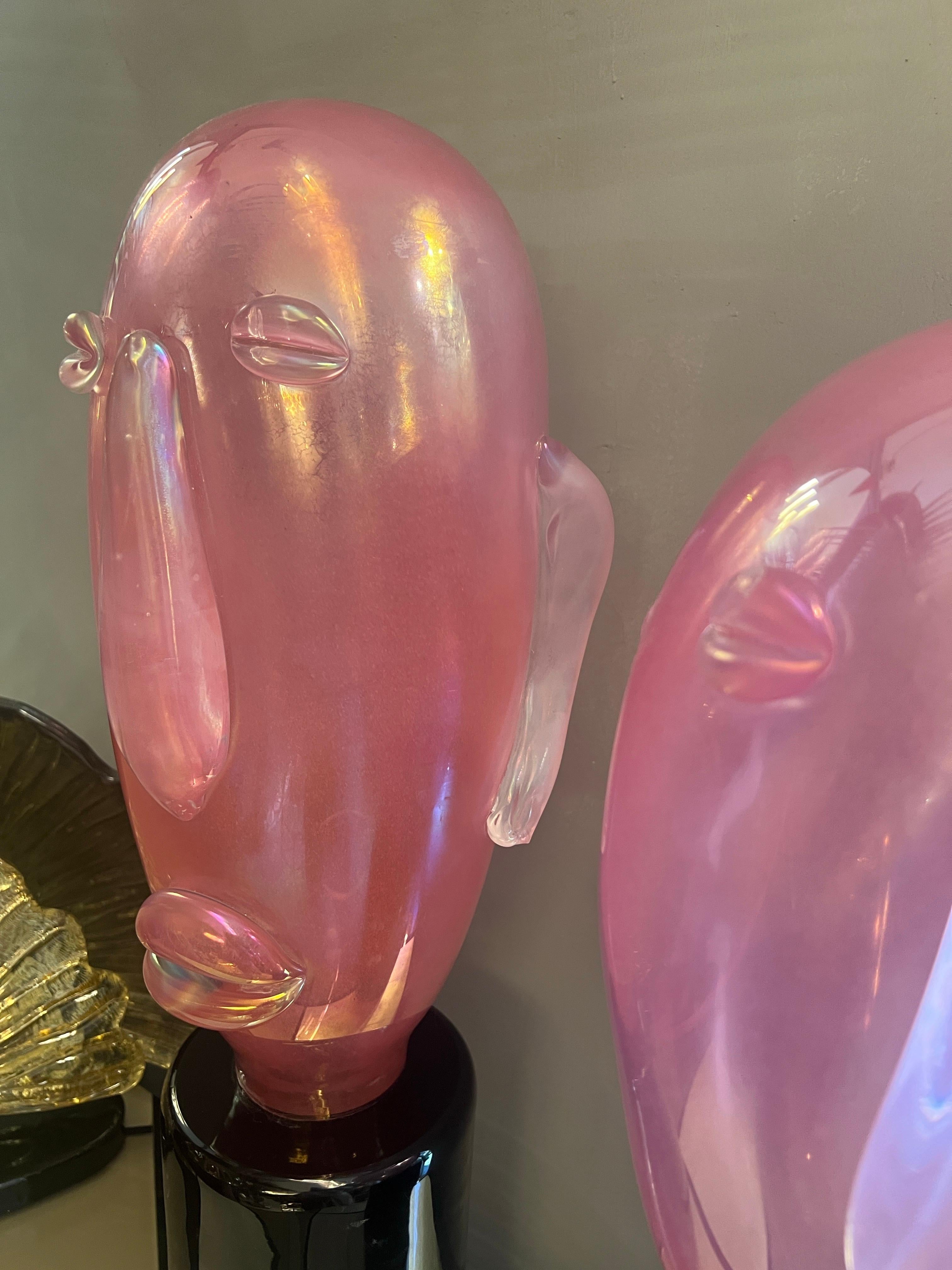 Fine XX secolo Coppia di sculture moderniste in vetro di Murano rosa a forma di testa in stile Picasso, 1980 in vendita