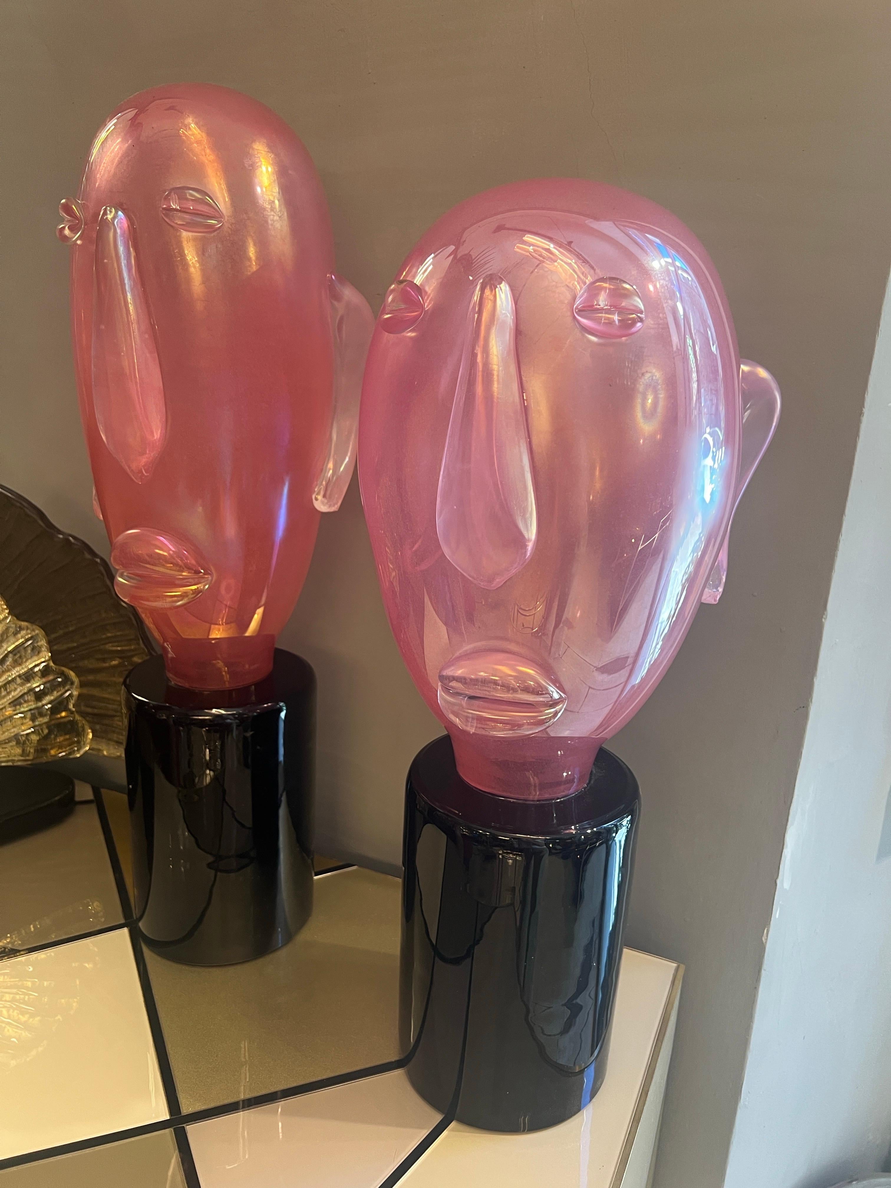 Vetro di Murano Coppia di sculture moderniste in vetro di Murano rosa a forma di testa in stile Picasso, 1980 in vendita