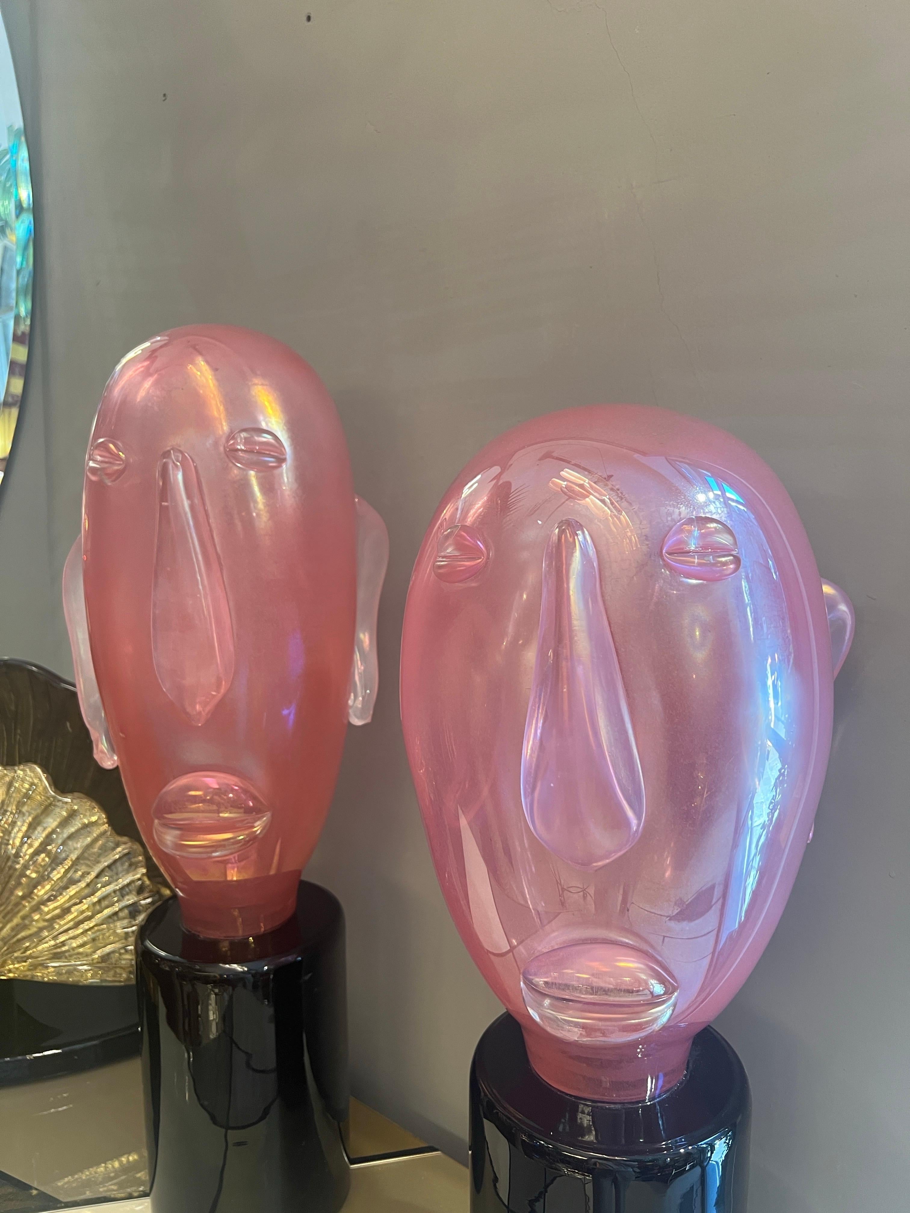 Coppia di sculture moderniste in vetro di Murano rosa a forma di testa in stile Picasso, 1980 in vendita 1