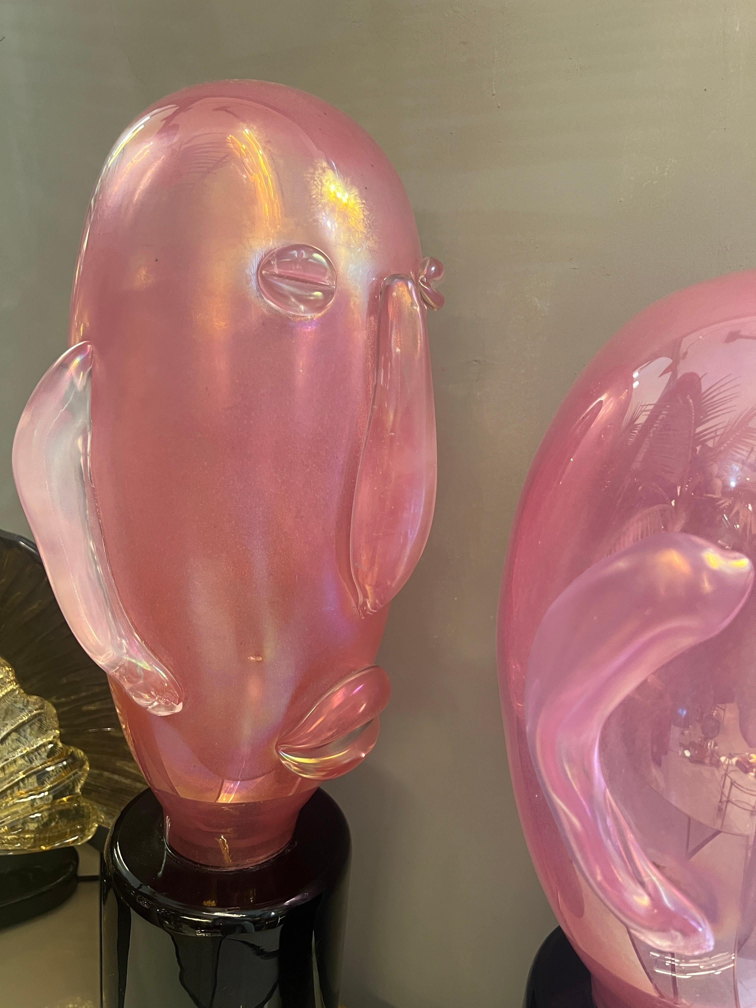 Coppia di sculture moderniste in vetro di Murano rosa a forma di testa in stile Picasso, 1980 in vendita 2