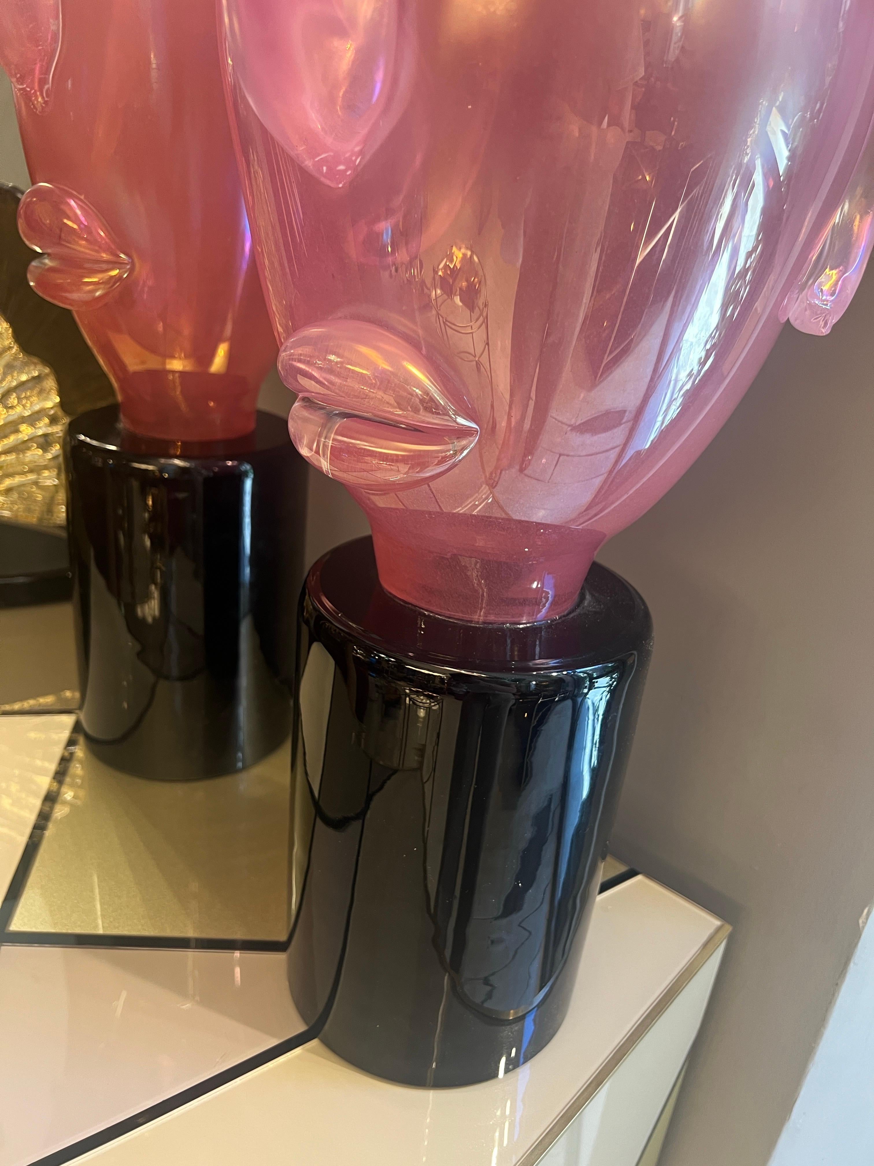 Coppia di sculture moderniste in vetro di Murano rosa a forma di testa in stile Picasso, 1980 in vendita 3